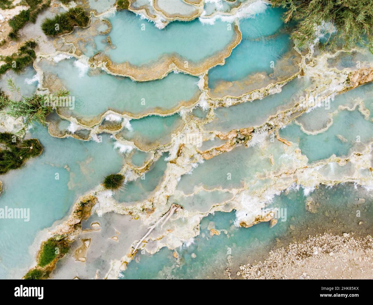 Vista aerea delle Terme di Saturnia, delle sorgenti geotermiche di zolfo e delle terme naturali con cascate alle terme di Saturnia. Gente che batte a Cascate del Foto Stock