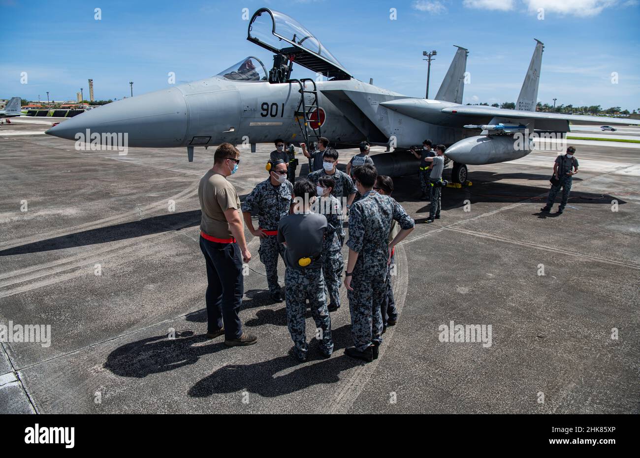 A US Air Force Airman e Giappone Air Self Defense Force airmen discutere come rifornire un JASDF F F-15J Eagle con un R-11 carburante camion in preparazione per l'esercizio COPE Nord 22 sulla Andersen Air Force base, Guam, 31 gennaio 2022. Il COPE North è iniziato nel 1978 con l'obiettivo di aumentare la capacità di combattimento e migliorare l'integrazione dei combattenti tra l'aviazione militare statunitense e le forze di difesa aerea del Giappone. (STATI UNITI Air Force foto di Tech. SGT. Micaiah Anthony) Foto Stock