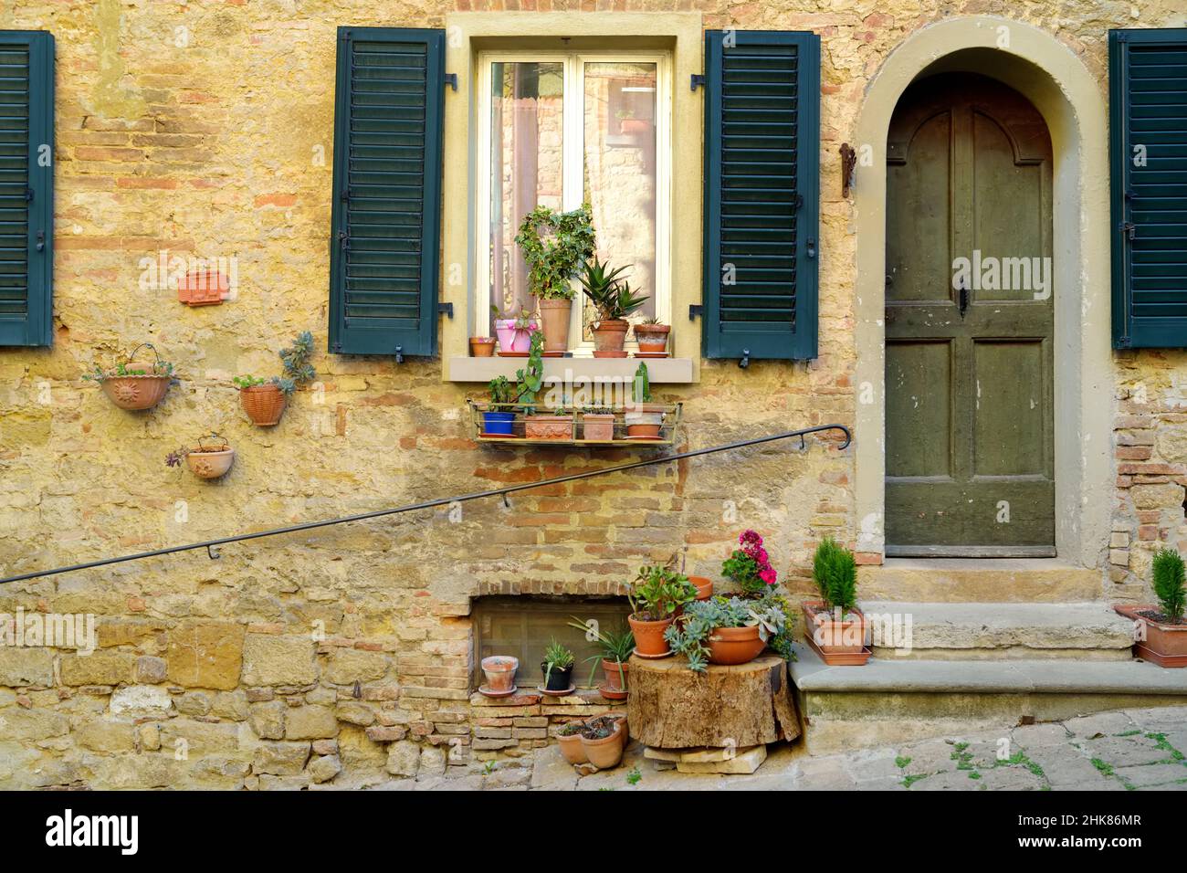 Incantevoli strade antiche di Volterra, conosciute per il suo ricco patrimonio etrusco, situate su un'alta collina che domina il pittoresco paesaggio. Toscana, Italia. Foto Stock