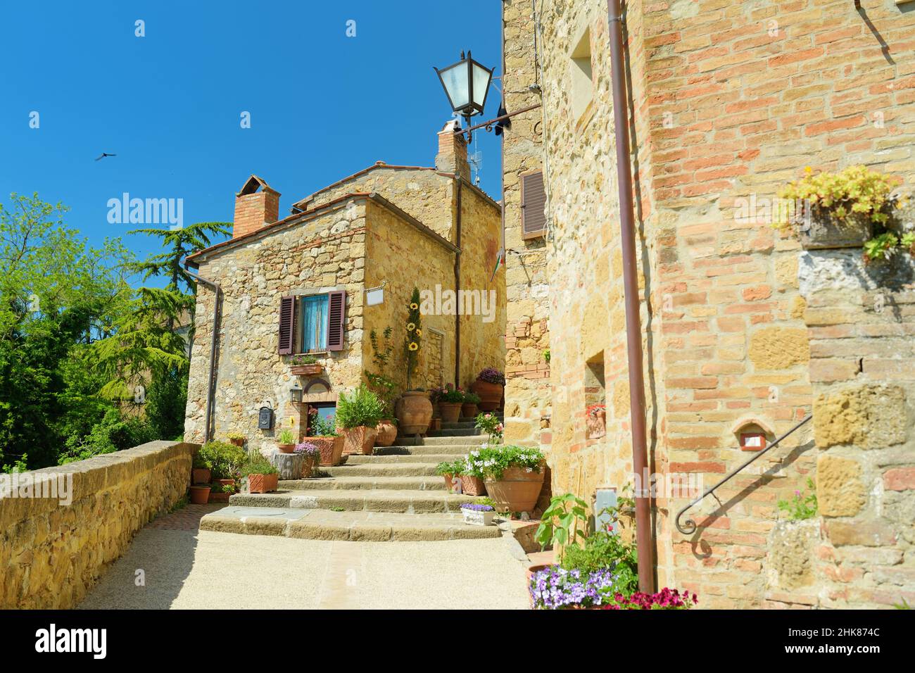 Stretta strada di Pienza, un piccolo borgo situato nella splendida valle della Toscana, conosciuta come la "città ideale del Rinascimento" e una 'capitale' del pecor Foto Stock