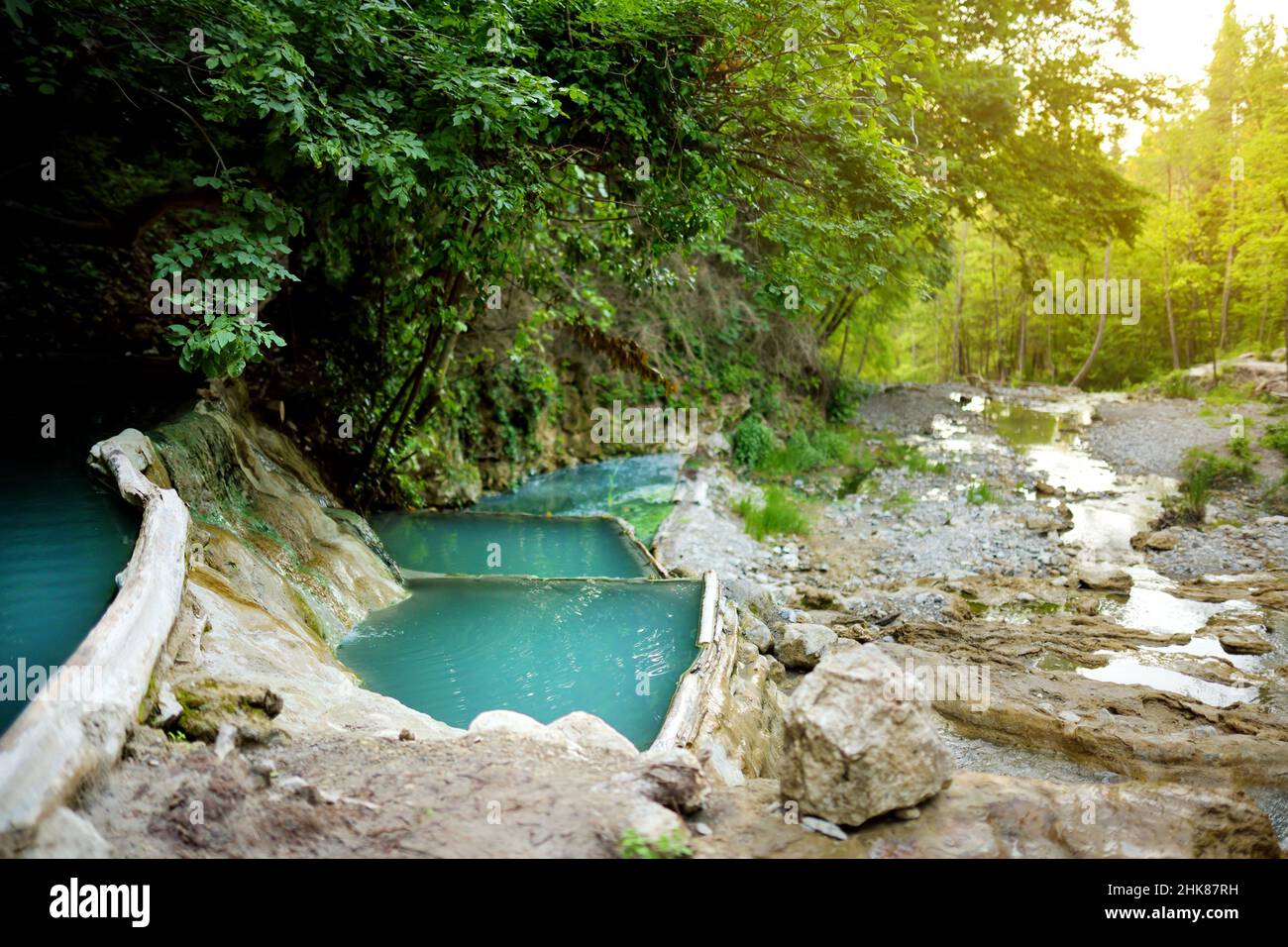 Bagni San Filippo, piccola sorgente calda contenente depositi di carbonato di calcio, che formano concrezioni bianche e cascate. Piscine geotermiche e terme calde Foto Stock