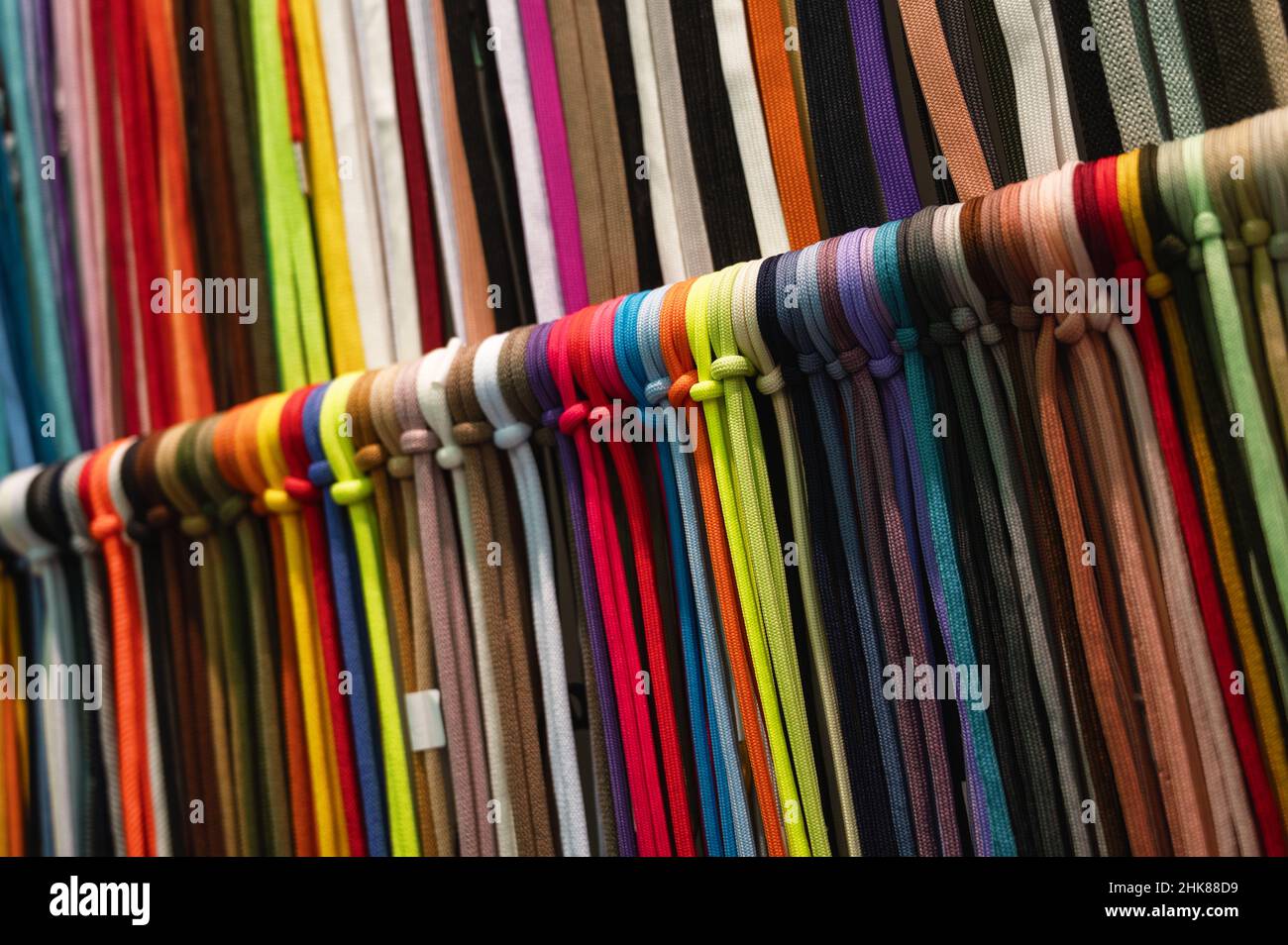 I campioni di lacci si appendono sul rack in un leggero corridoio in mostra Foto Stock