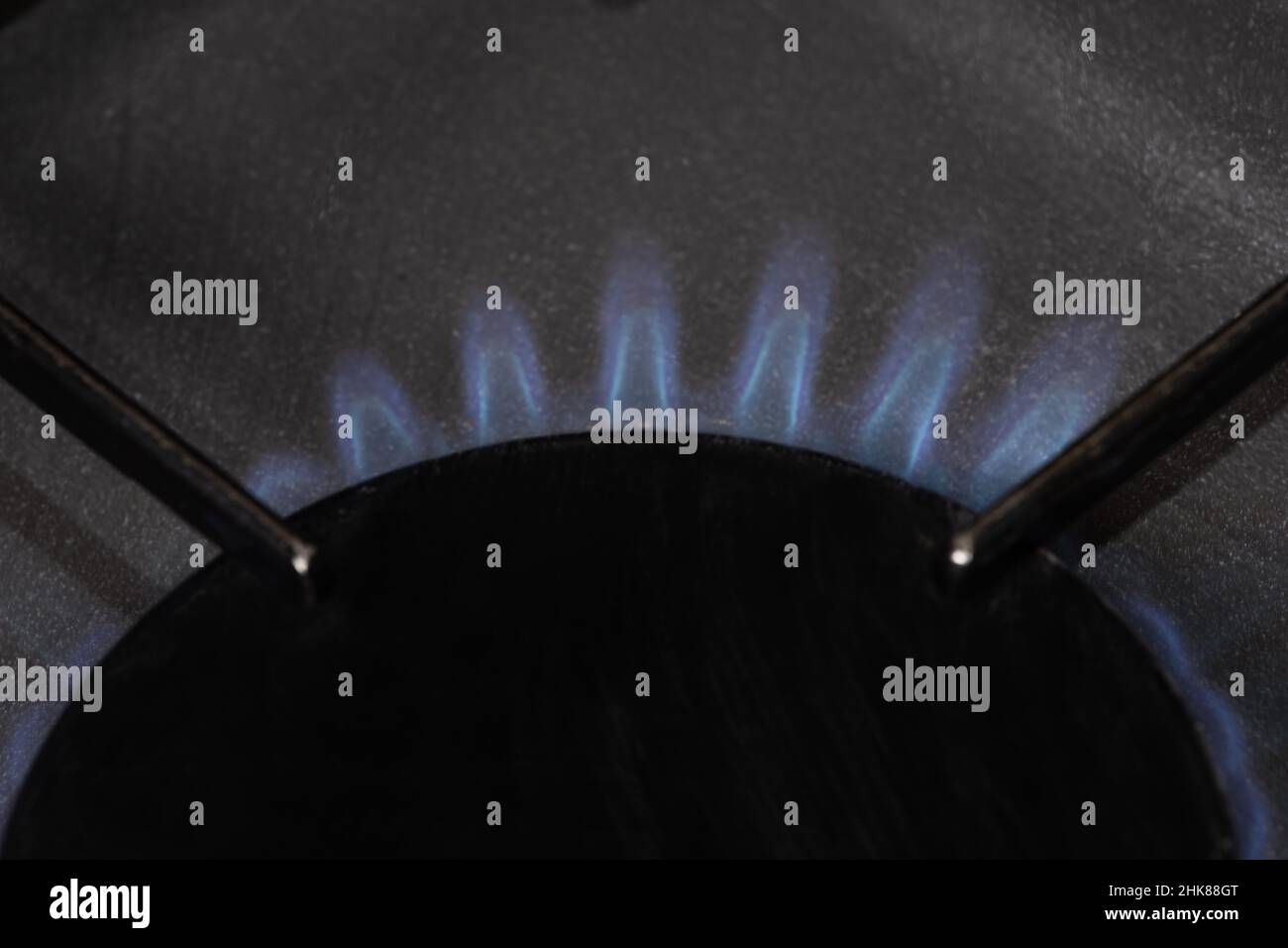 Un anello di gas su un fornello con fiamme crescenti che si innalzano a destra Foto Stock