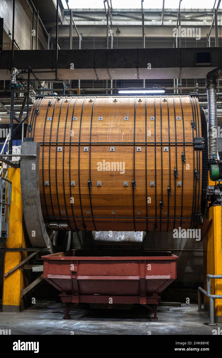 Officina di cuoio. Grandi barili in legno per la concia di cuoio bovino Foto Stock