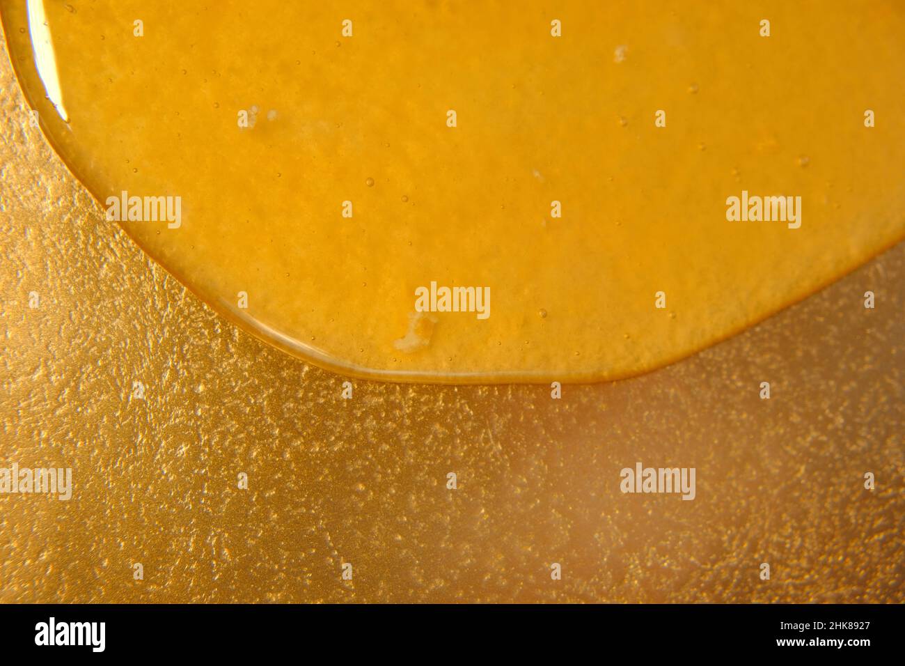 Honey. Texture di miele. Primo piano miele gocciolare su un vassoio d'oro naturale apicoltura prodotti. Foto Stock