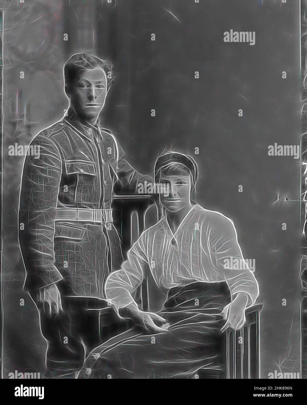 Ispirato da uomo e donna, iscritto Bolton, Berry & Co, studio fotografico, 1914-1919, Wellington, reinventato da Artotop. L'arte classica reinventata con un tocco moderno. Design di calda e allegra luminosità e di raggi di luce. La fotografia si ispira al surrealismo e al futurismo, abbracciando l'energia dinamica della tecnologia moderna, del movimento, della velocità e rivoluzionando la cultura Foto Stock