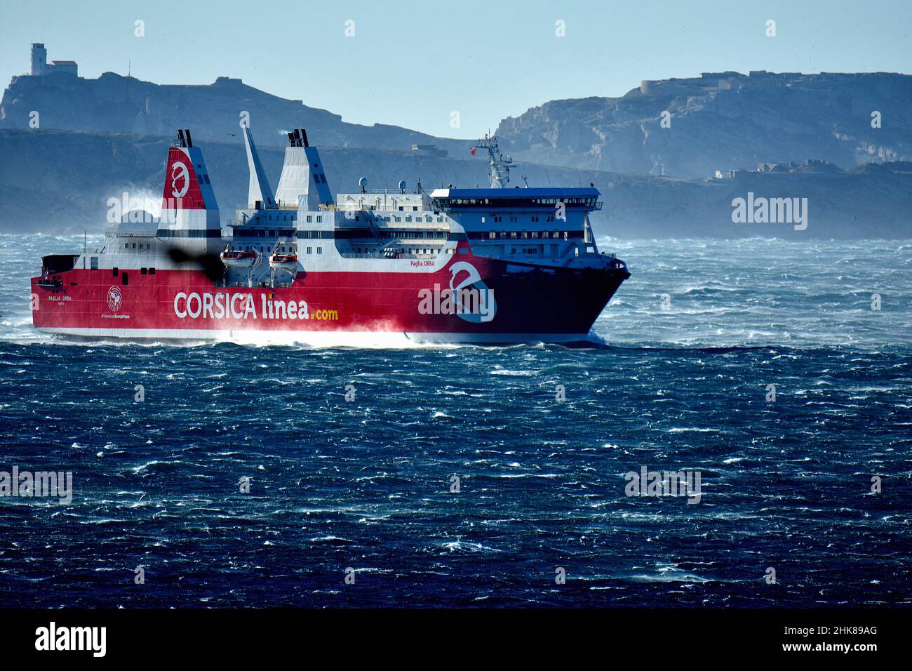 Marsiglia, Francia. 02nd Feb 2022. La paglia Orba (traghetto Corsica linea) è vista vicino alle isole Frioul di Marsiglia sul mare agitato da forti raffiche di vento. Il 'Mistral' e il 'Tramontane' soffiano per tre giorni su Marsiglia e la sua regione con raffiche di vento a più di 120 chilometri all'ora. (Foto di Gerard Bottino/SOPA Images/Sipa USA) Credit: Sipa USA/Alamy Live News Foto Stock