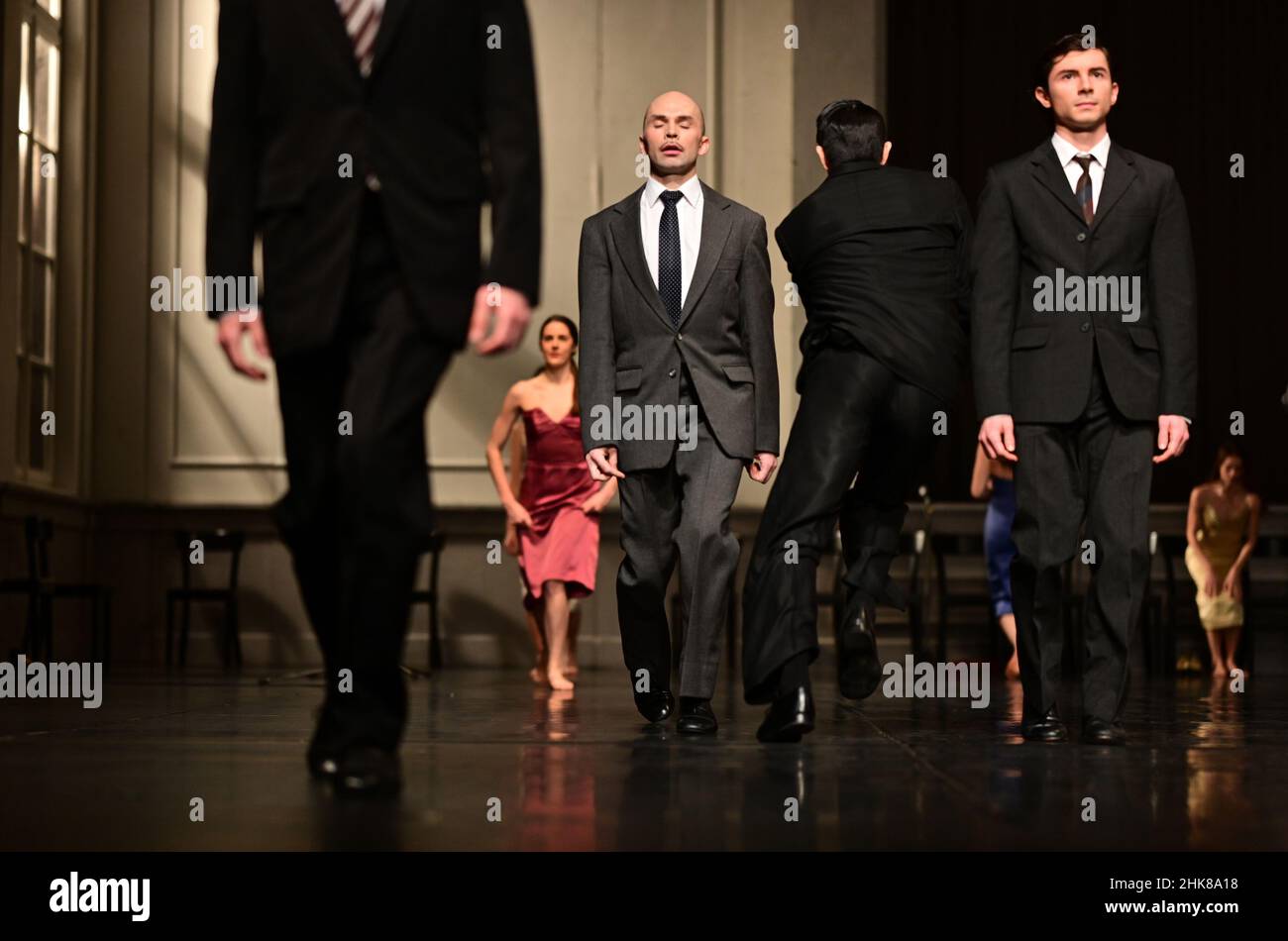 Sadler’s Wells, Londra, Regno Unito. 2 febbraio 2022. Originariamente presentato nel 1978, il tanzheater Wuppertal Pina Bausch presenta il potente lavoro seminale di Pina Bausch Kontakthof a Sadler’s Wells Wells dal 3rd al 6th febbraio 2022. Evoca desideri aneliti e fuorvianti. Il pezzo è portato in vita da un gruppo di ballerini, giocando primi incontri, corteggiamento e romanticismo incerto. (Immagine solo per la stampa - vedere informazioni aggiuntive). Credit: Malcolm Park/Alamy Live News. Foto Stock