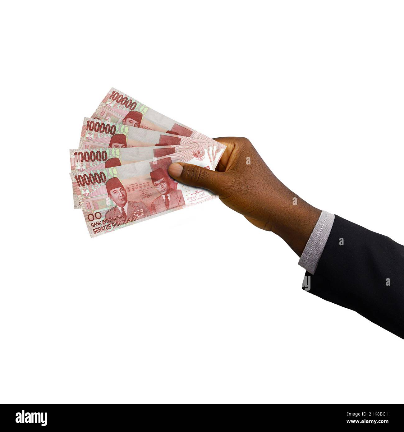 Mano nera con tuta che tiene 3D reso 100000 note rupia indonesiane isolate su sfondo bianco Foto Stock