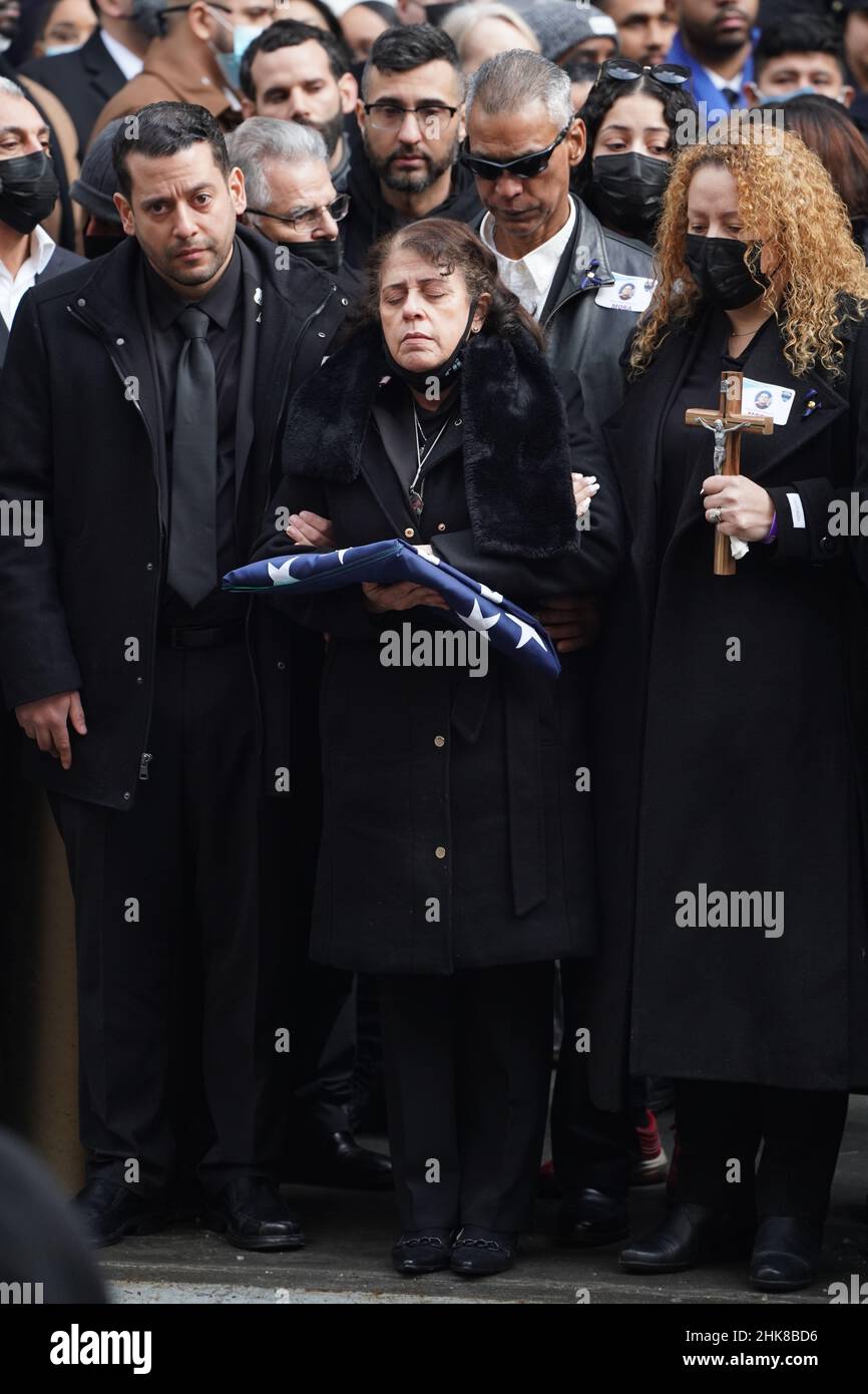 New York, Stati Uniti. 01st Feb 2022. La madre di Wilbert Mora detiene una bandiera al funerale di suo figlio.per la seconda volta in meno di una settimana, i lutto di New York e del paese si sono riuniti per salutare un ufficiale di NYPD caduto. Famiglia, amici e un mare di fratelli e sorelle in blu si riunirono per il funerale per ufficiale Wilbert Mora alla Cattedrale di St. Patrick a Midtown Manhattan, con sepoltura a Woodside, Queens. Credit: SOPA Images Limited/Alamy Live News Foto Stock