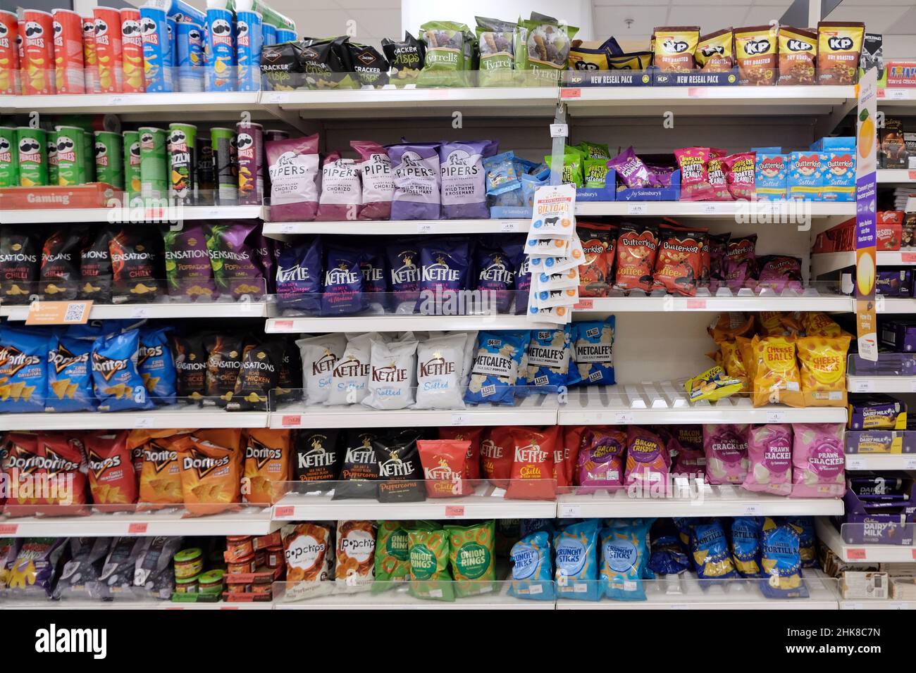 Londra, UK, 2nd Feb, 2022, la corsia snack in un supermercato Sainsbury. KP Snacks avverte che nelle prossime settimane i suoi prodotti potrebbero essere carenti dopo un attacco ransomware. Il gigante dello snack, produce famosi marchi di croccantini e noci: McCoys, Butterkist, Pom-Bear, Tirells e Popchips. Credit: Undicesima ora Fotografia/Alamy Live News Foto Stock