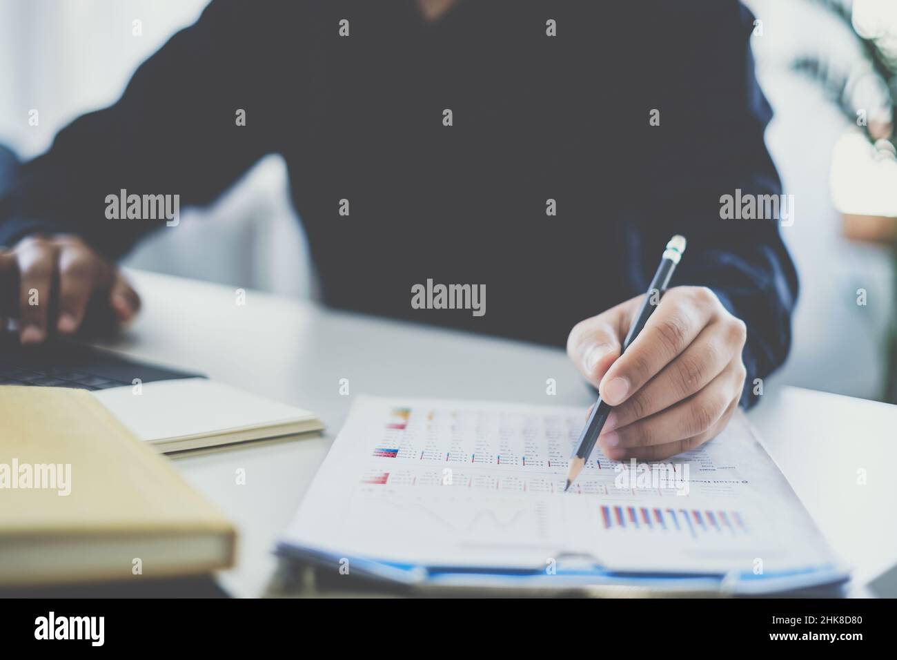 Primo piano mano di businessman utilizzare le calcolatrici fiscali e le entrate aziendali. Conto, fondo finanziario investimento Consult concetto. Foto Stock