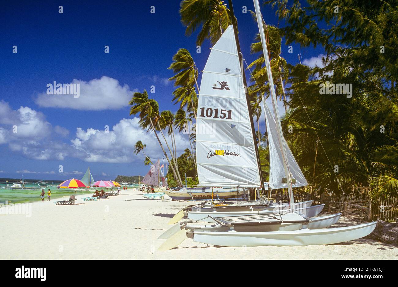 La famosa spiaggia sabbiosa e le sabbie bianche di White Beach sull'isola di Boracay, nella regione occidentale di Visayas nelle Filippine. Boracay è ora una grande filippina turismo drawcard ed è stato spesso votato uno dei migliori luoghi di turismo balneare nel mondo da riviste di viaggio e organismi di industria del turismo. Foto Stock