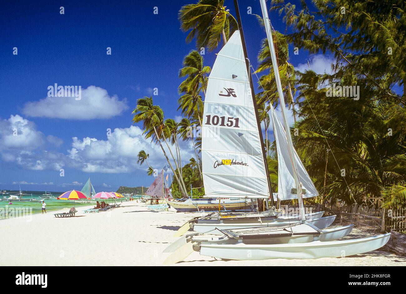 La famosa spiaggia sabbiosa e le sabbie bianche di White Beach sull'isola di Boracay, nella regione occidentale di Visayas nelle Filippine. Boracay è ora una grande filippina turismo drawcard ed è stato spesso votato uno dei migliori luoghi di turismo balneare nel mondo da riviste di viaggio e organismi di industria del turismo. Foto Stock