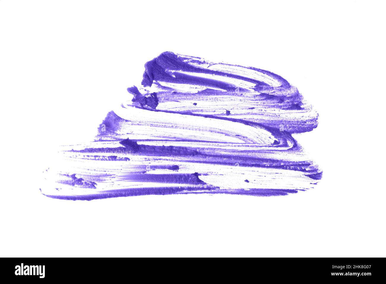 Le macchie di rossetto macchiate si distinguono su uno sfondo bianco isolato.primo piano della consistenza cremosa del makeup.il colore lilla del prodotto cosmetico. Foto di alta qualità Foto Stock