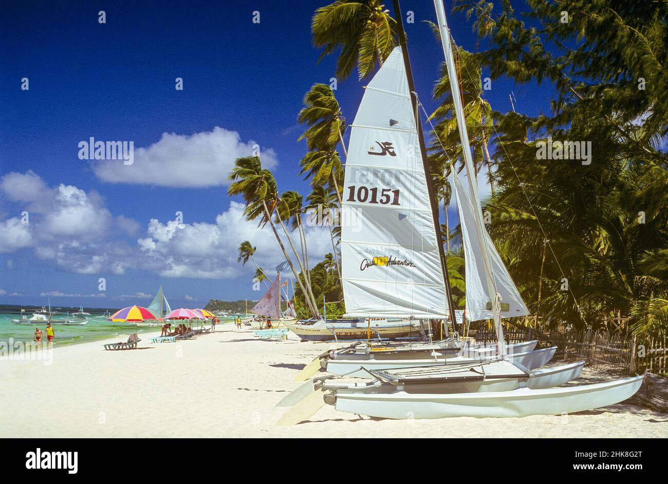 La famosa spiaggia sabbiosa e le sabbie bianche di White Beach sull'isola di Boracay, nella regione occidentale di Visayas nelle Filippine. Boracay è ora una grande filippina turismo drawcard ed è stato spesso votato uno dei migliori luoghi di turismo balneare nel mondo da riviste di viaggio e organismi di industria del turismo. Foto Stock
