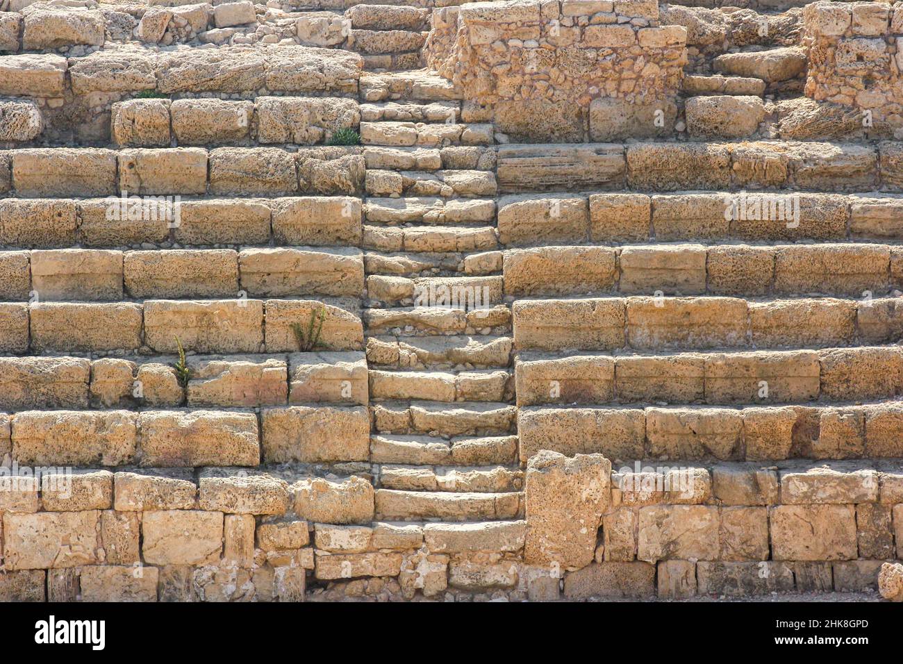 Le antiche scale e posti a sedere nelle rovine dell'Ippodromo al Parco Nazionale di Caesarea a Caesarea Maritima, Israele Foto Stock