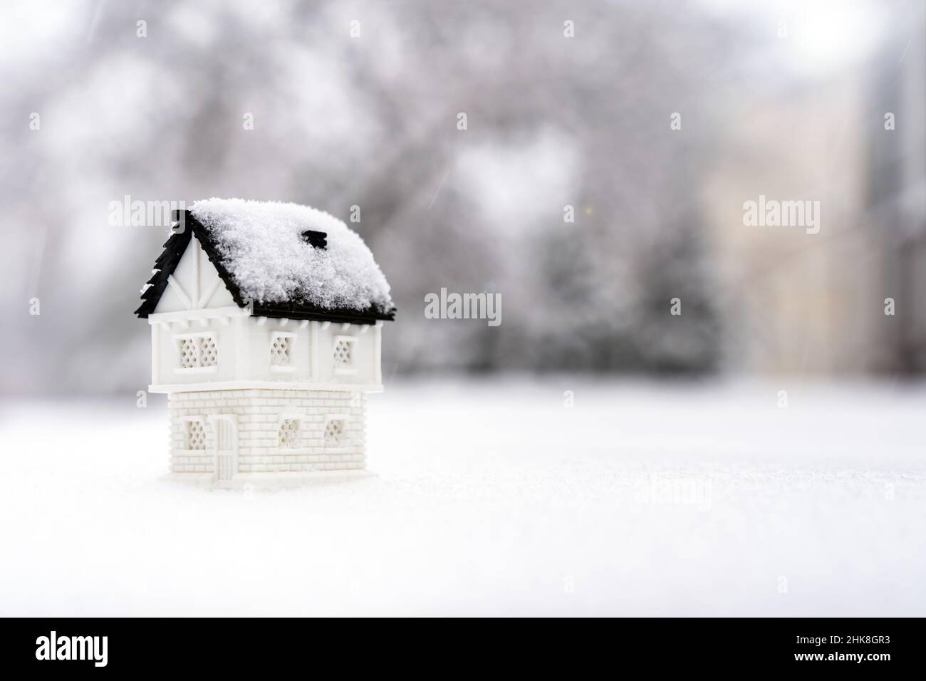 3D modello casa su sfondo naturale neve per la stagione invernale Foto Stock