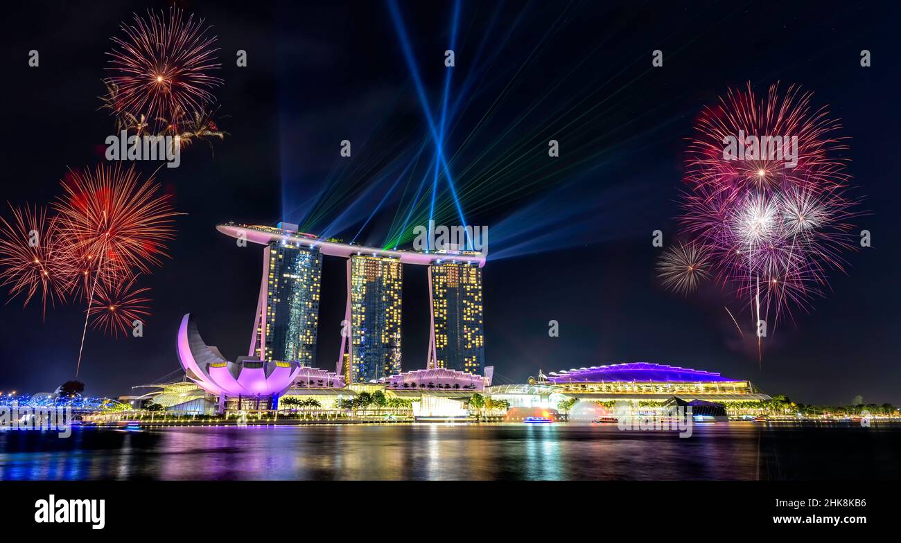 Singapore Giornata Nazionale ,bellissimi fuochi d'artificio nella Marina Bay Foto Stock