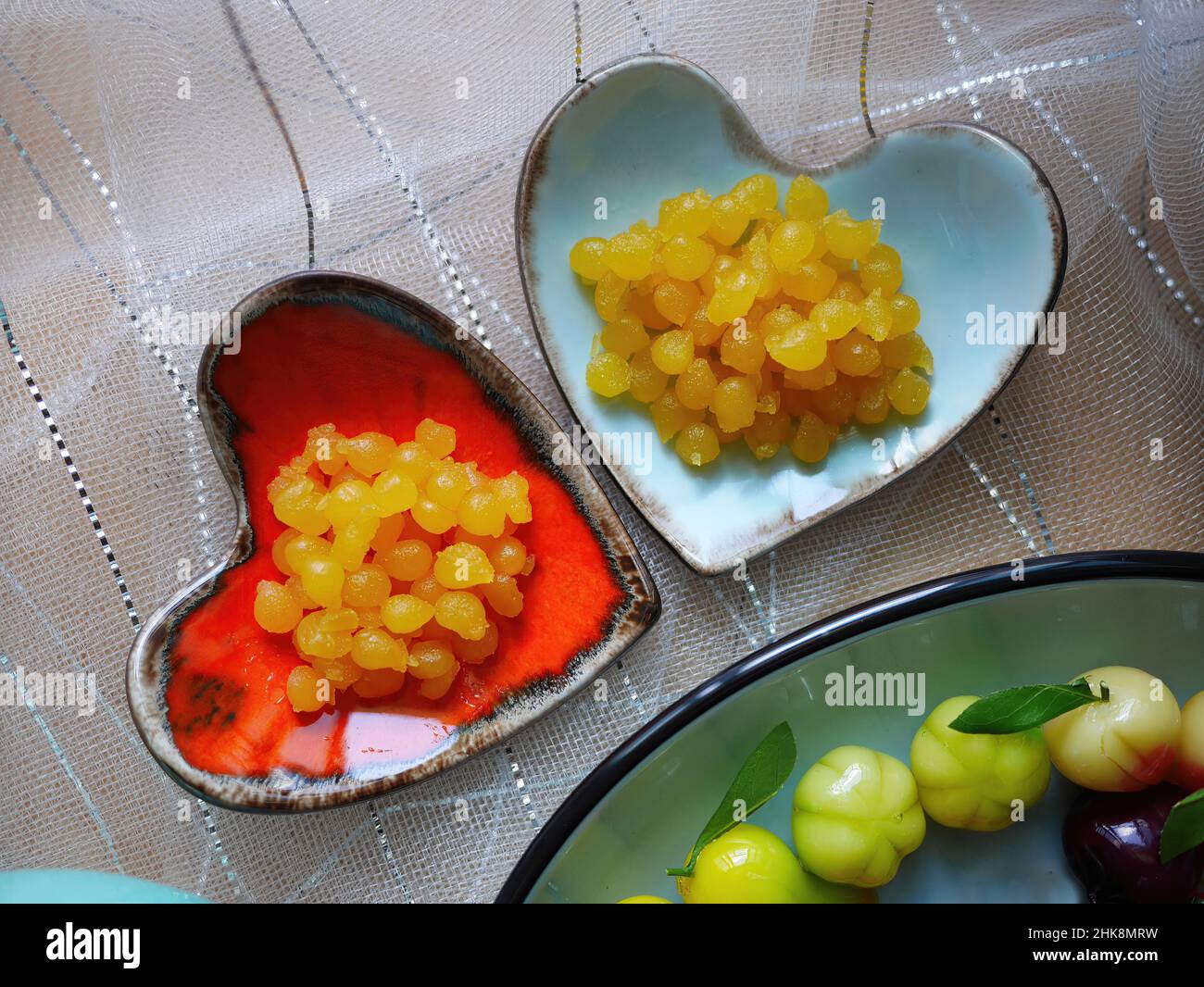 tè tempo primo piano di dessert Thai Deletable frutta imitazione e tuorlo d'uovo d'oro pizzicato impostazione a forma di cuore piccoli piatti colorati San Valentino con amore Foto Stock