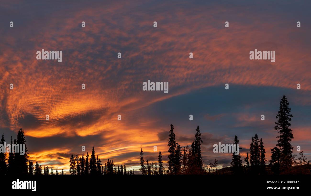 Incredibile cielo panoramico al tramonto in autunno. Preso in Canada. Foto Stock