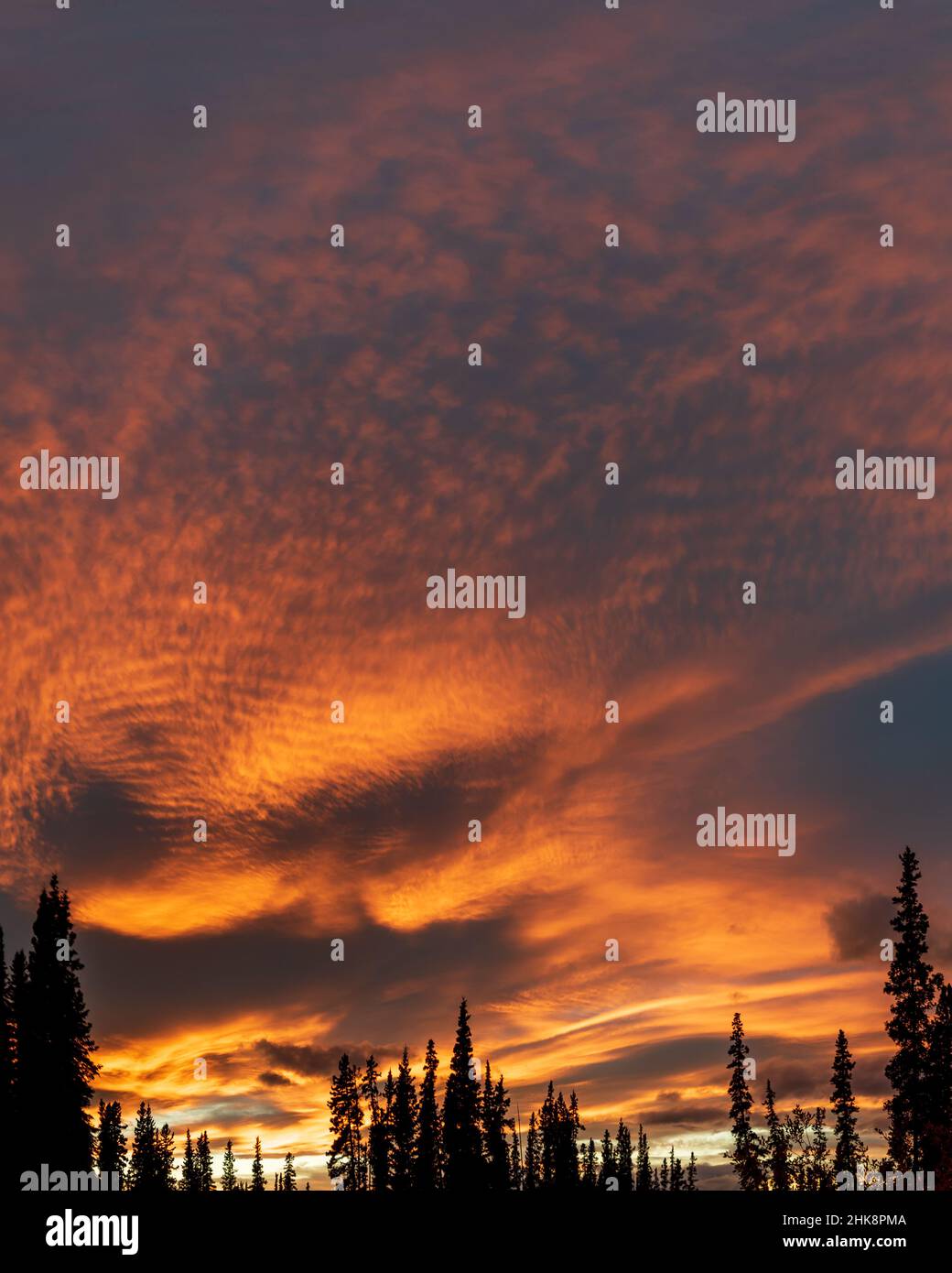 Incredibile cielo al tramonto arancione, viola e blu nel nord del Canada durante l'estate. Foto Stock