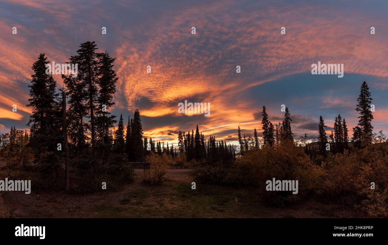 Motivi incredibili nel cielo del tramonto con colori arancio, rosa e viola. Foto Stock