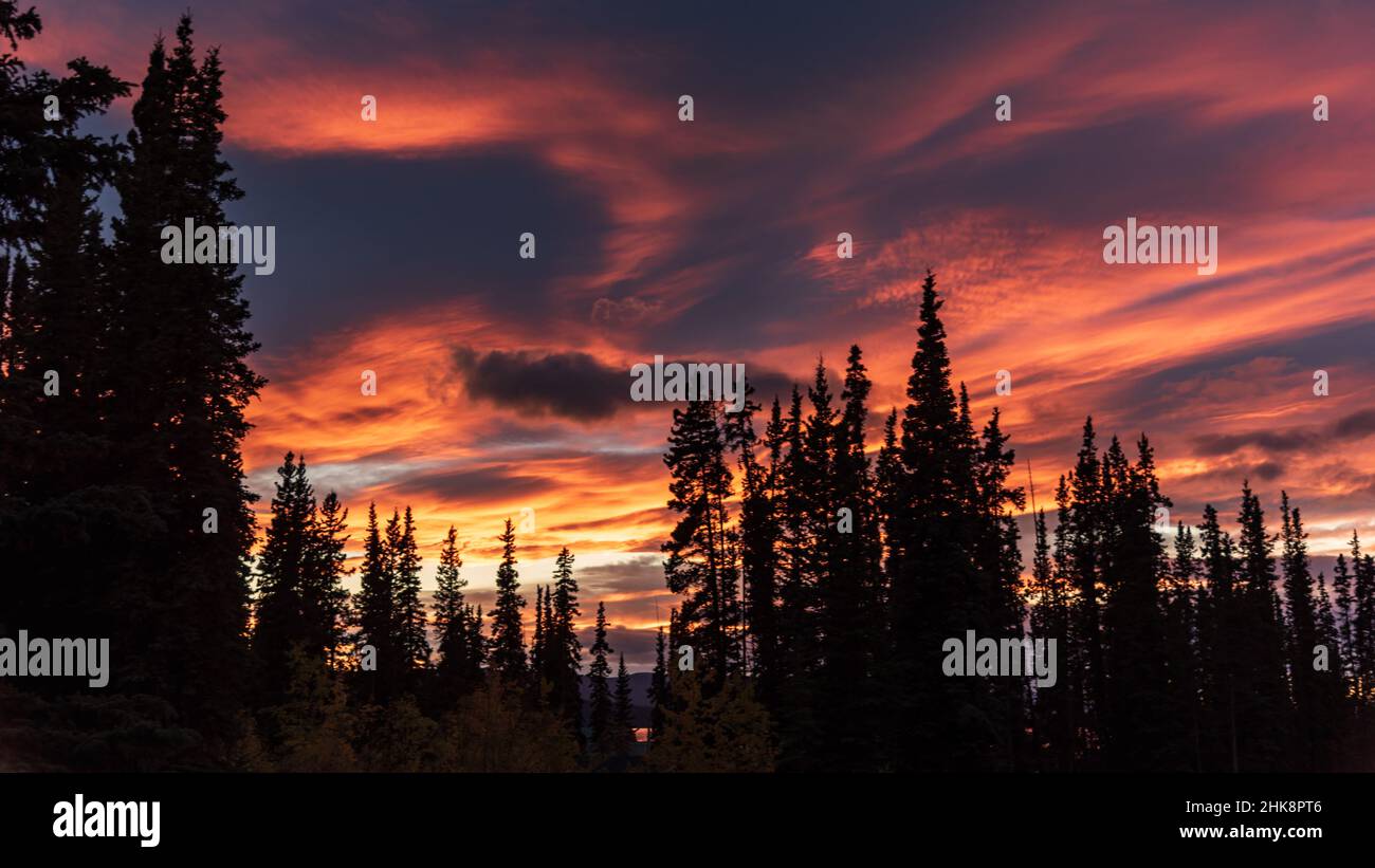 Motivi incredibili nel cielo del tramonto con colori arancio, rosa e viola. Foto Stock