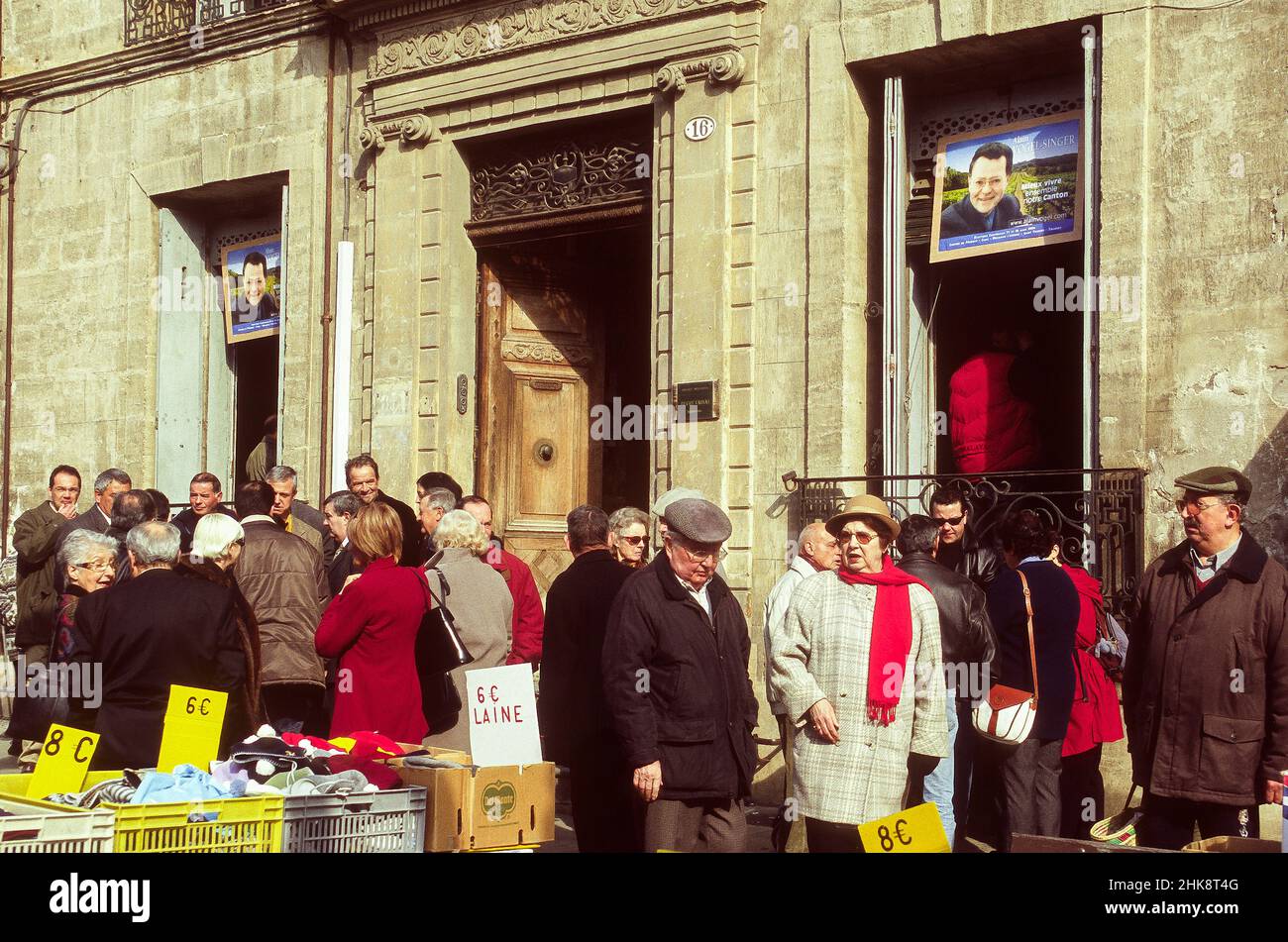 Pézenas, Gard, Francia. Nella giornata di mercato, i candidati e i sostenitori delle elezioni comunali si mescolano fuori dagli uffici governativi locali Foto Stock