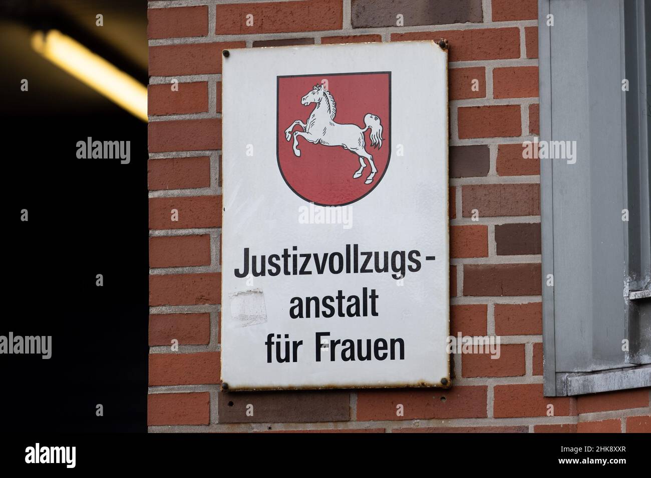 Vechta, Germania. 01st Feb 2022. "Struttura correttiva per le donne" è scritta su un cartello sulla facciata della struttura correttiva di Vechta. L'attività artistica è una parte importante del trattamento nella struttura correttiva. Dal 1993, vi sono state regolarmente mostre d'arte mutevoli sotto il nome di 'ART i. G. - Arte in carcere". Opere di donne incarcerate sono mostrate così come quelle di artisti esterni. Credit: Friso Gentsch/dpa/Alamy Live News Foto Stock