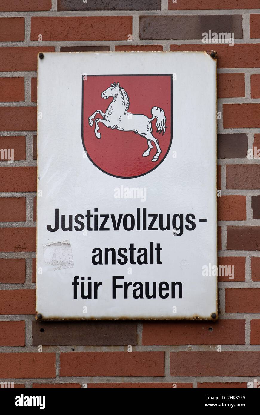 Vechta, Germania. 01st Feb 2022. "Struttura correttiva per le donne" è scritta su un cartello sulla facciata della struttura correttiva di Vechta. L'attività artistica è una parte importante del trattamento nella struttura correttiva. Dal 1993, vi sono state regolarmente mostre d'arte mutevoli sotto il nome di 'ART i. G. - Arte in carcere". Le opere di donne incarcerate sono mostrate così come quelle di artisti esterni. (Al dpa 'le donne in prigione a Vechta esibiscono la loro arte') Credit: Friso Gentsch/dpa/Alamy Live News Foto Stock