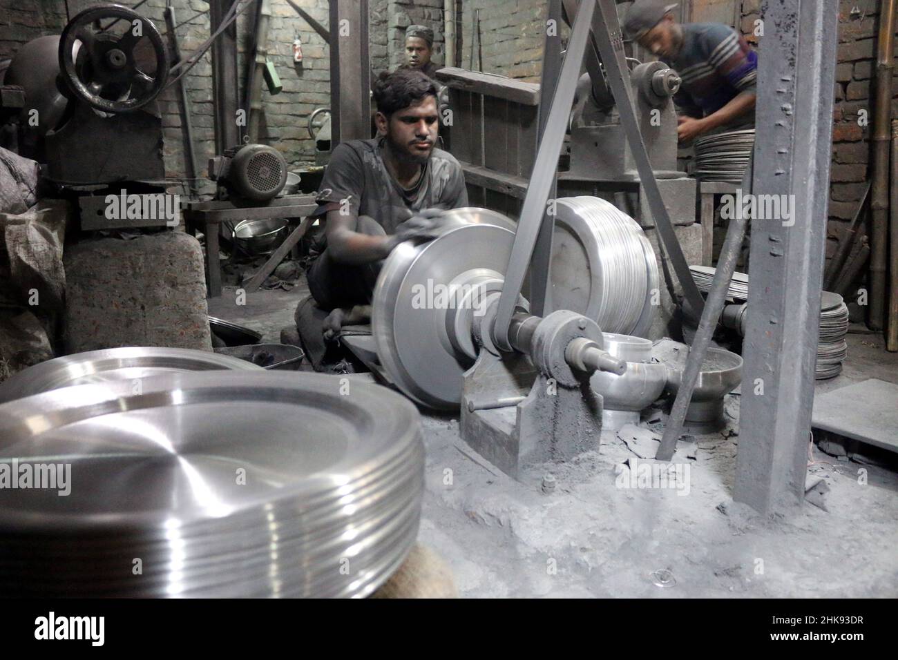 FEBBRAIO 02,2022,DHAKA,BANGLADESH- lavoratori fare utensili in un ambiente malsano in una fabbrica di alluminio a Dhaka Kagrangichar è casa di un num Foto Stock