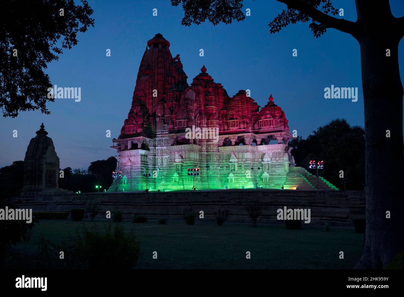 TEMPIO VISHVANATH: Facciata illuminata di notte, Western Group, Khajuraho, Madhya Pradesh, India, Sito patrimonio dell'umanità dell'UNESCO Foto Stock