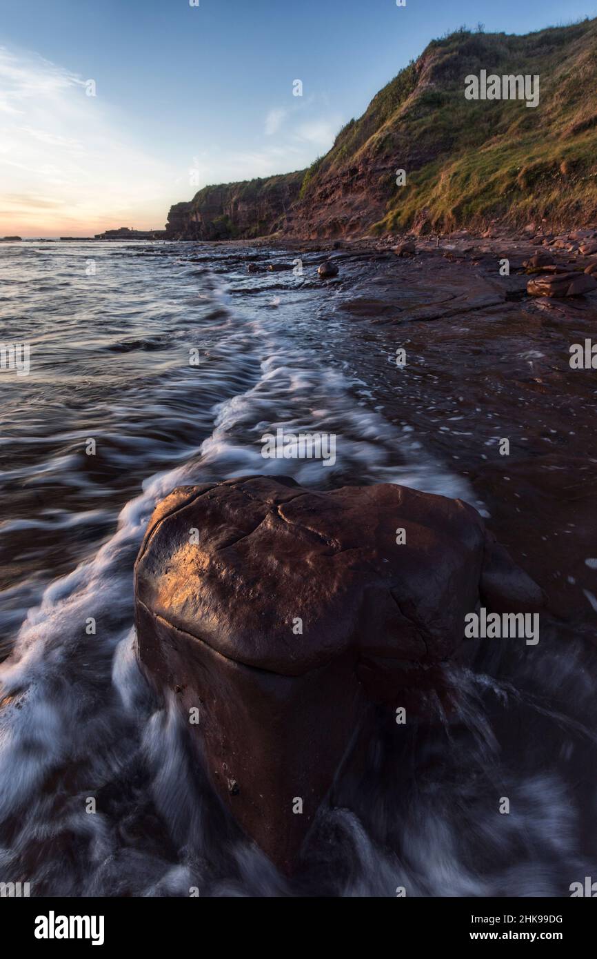 movimento dell'acqua intorno alle rocce nell'oceano all'isola di windang Foto Stock