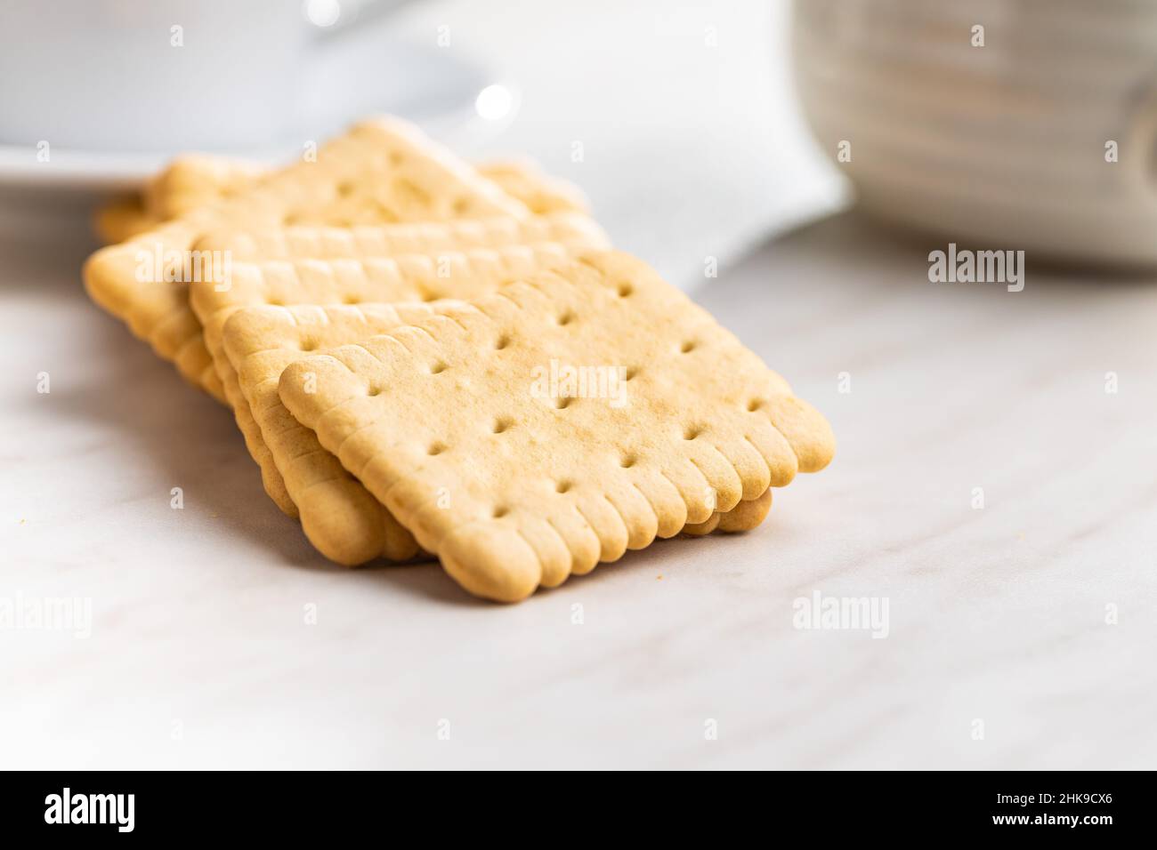 Biscotti al burro. Dolci biscotti sul tavolo bianco. Foto Stock