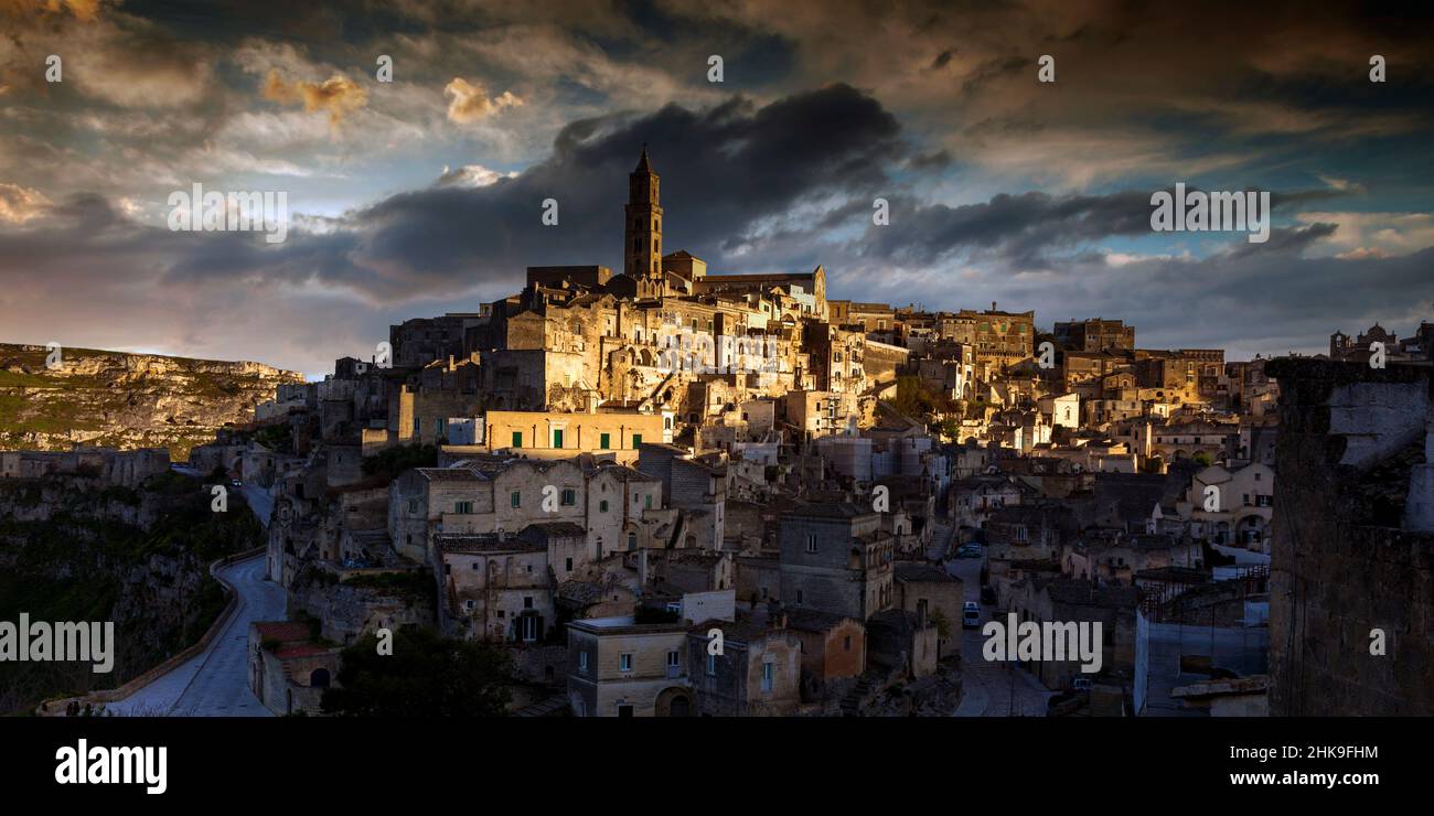 Vista sulla città dal Convento di Sant'Agostino, dai Sassi di Matera, dagli insediamenti rupestri, da Matera, dalla Basilicata, Italia Foto Stock