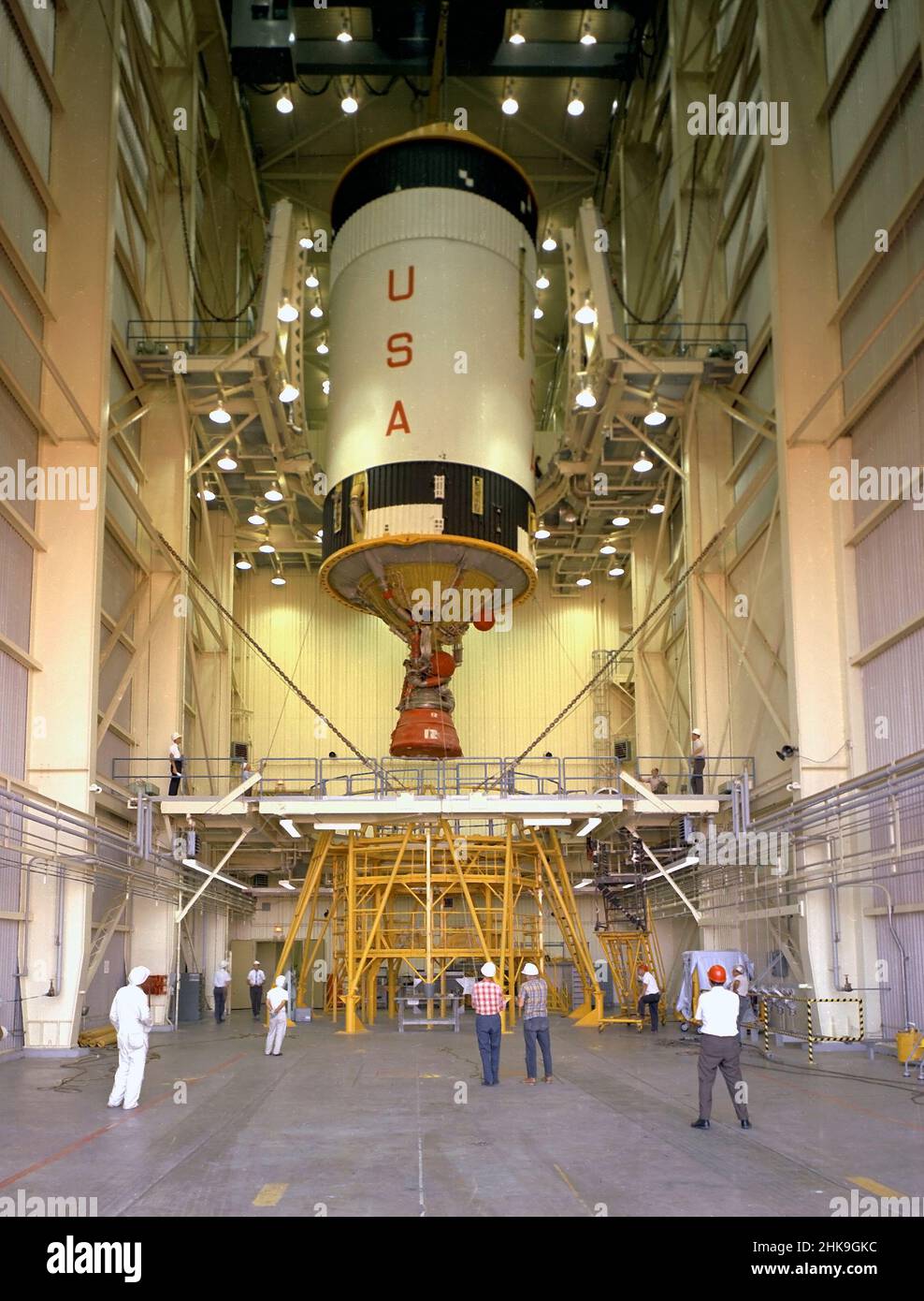 I lavoratori rimuovono Saturn IB S-IVB-206, la seconda fase di volo per la missione Skylab 2, dall'edificio di assemblaggio dei veicoli presso il Kennedy Space Center. Progettato e sviluppato dal Marshall Space Flight Center e dalla Douglas Aircraft Company di Sacramento, California, il palco è stato alimentato da un singolo motore J-2, che ha prodotto 200.000 libbre di spinta, poi portato a 230.000 libbre per il veicolo di lancio Saturn V. Foto Stock