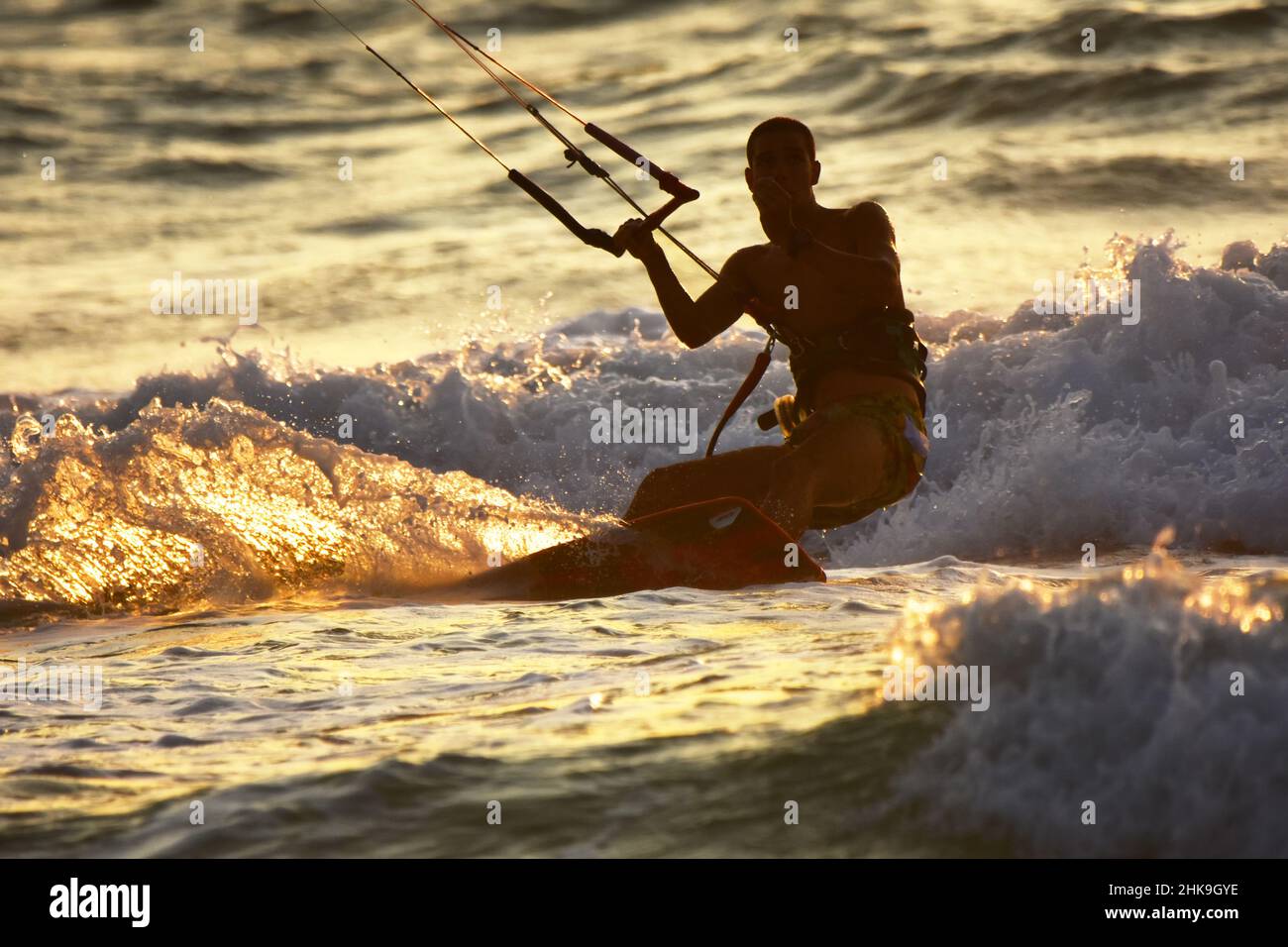 Il kite surf al tramonto Foto Stock