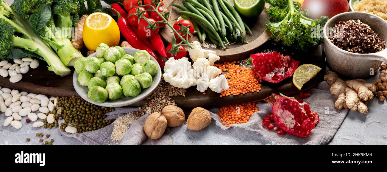 Dieta a base di piante su sfondo grigio. Concetto di cibo sano. Panorama Foto Stock