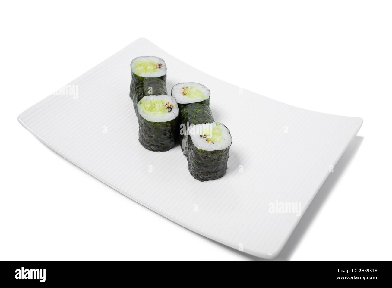 Sushi roll tradizionale giapponese vegetariano con cetriolo. Isolato su sfondo bianco. Foto Stock