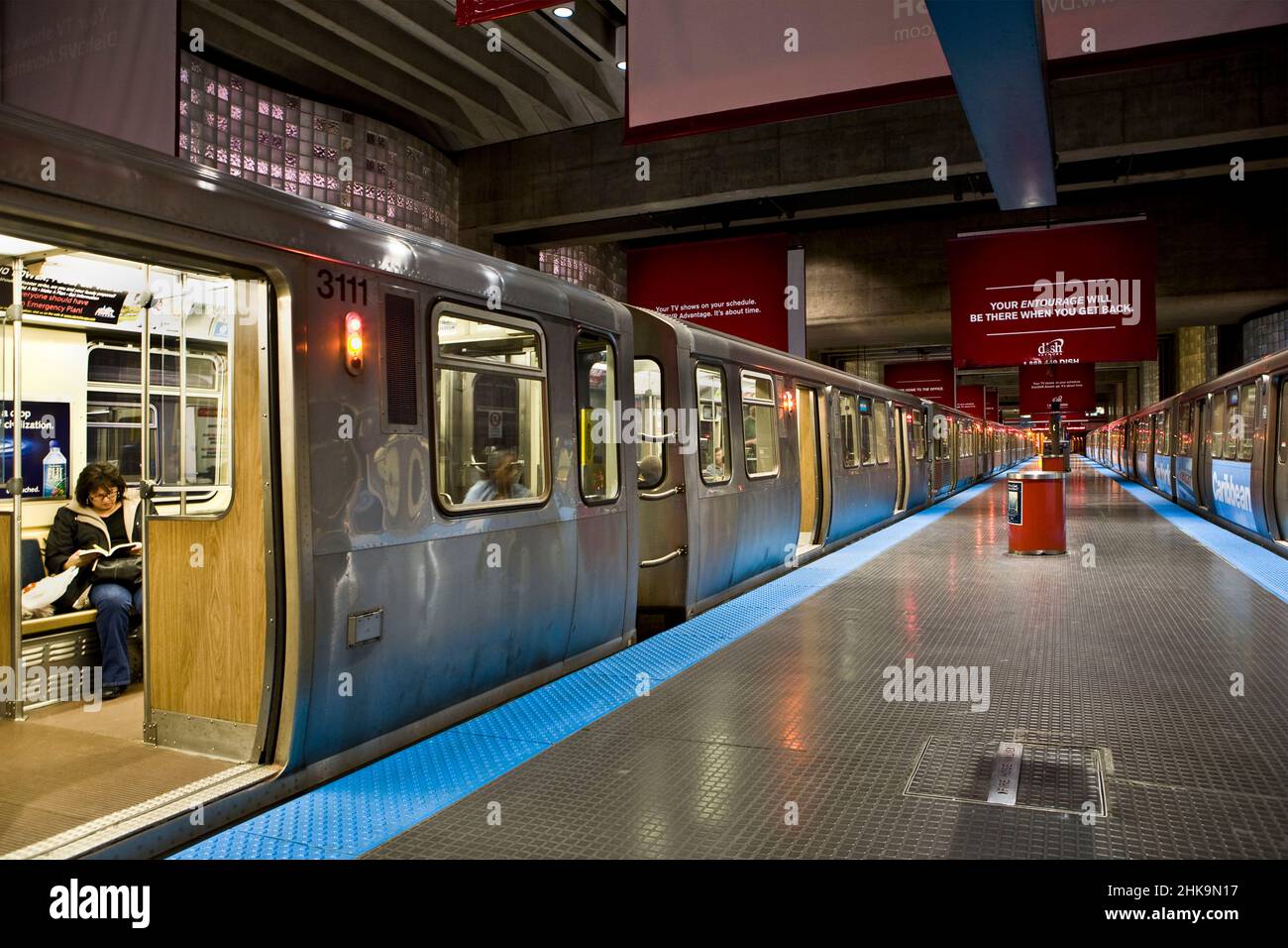 La Chicago Transit Authority, il treno CTA, attende alla stazione dell'Aeroporto o'Hare di Chicago Foto Stock