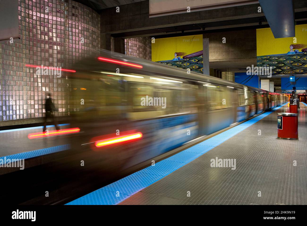 La Chicago Transit Authority, il treno CTA, parte dalla stazione all'Aeroporto o'Hare di Chicago Foto Stock
