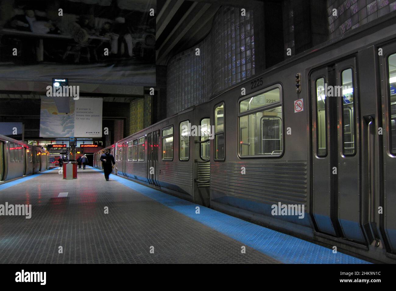 La Chicago Transit Authority, il treno CTA, attende alla stazione dell'Aeroporto o'Hare di Chicago Foto Stock