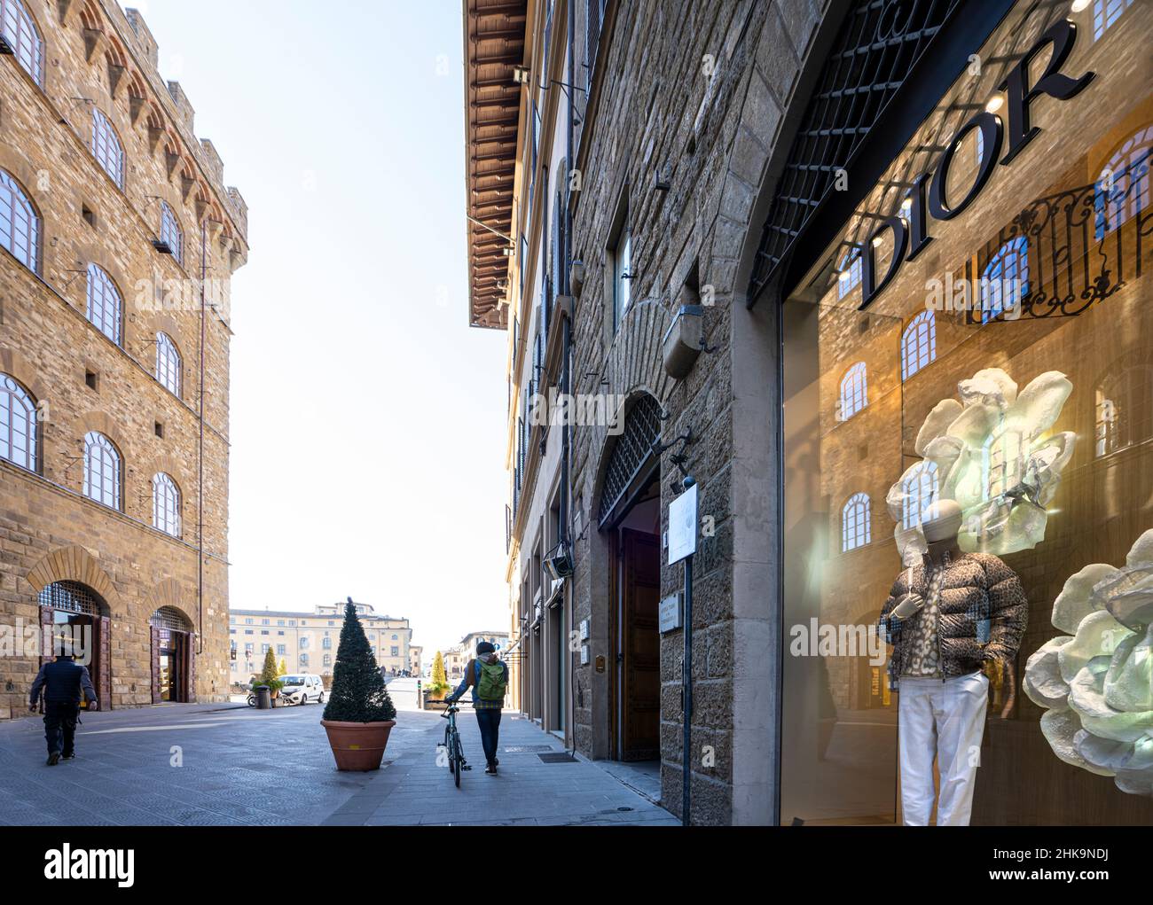 Firenze, Italia. Gennaio 2022. La vista delle finestre del negozio Dior nel centro della città Foto Stock