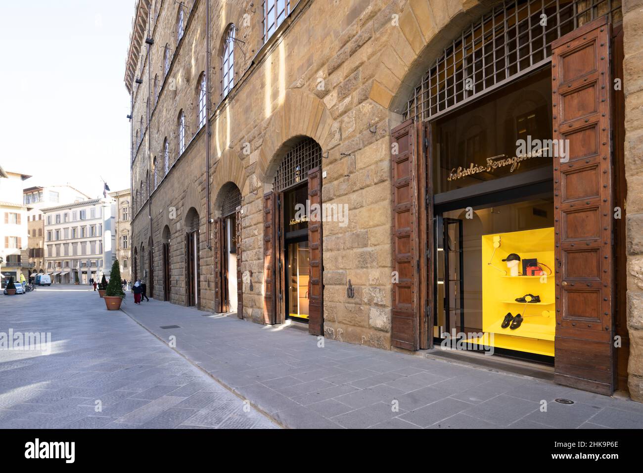 Firenze, Italia. Gennaio 2022. La vista delle finestre del brand store  Salvatore Ferragamo nel centro della città Foto stock - Alamy