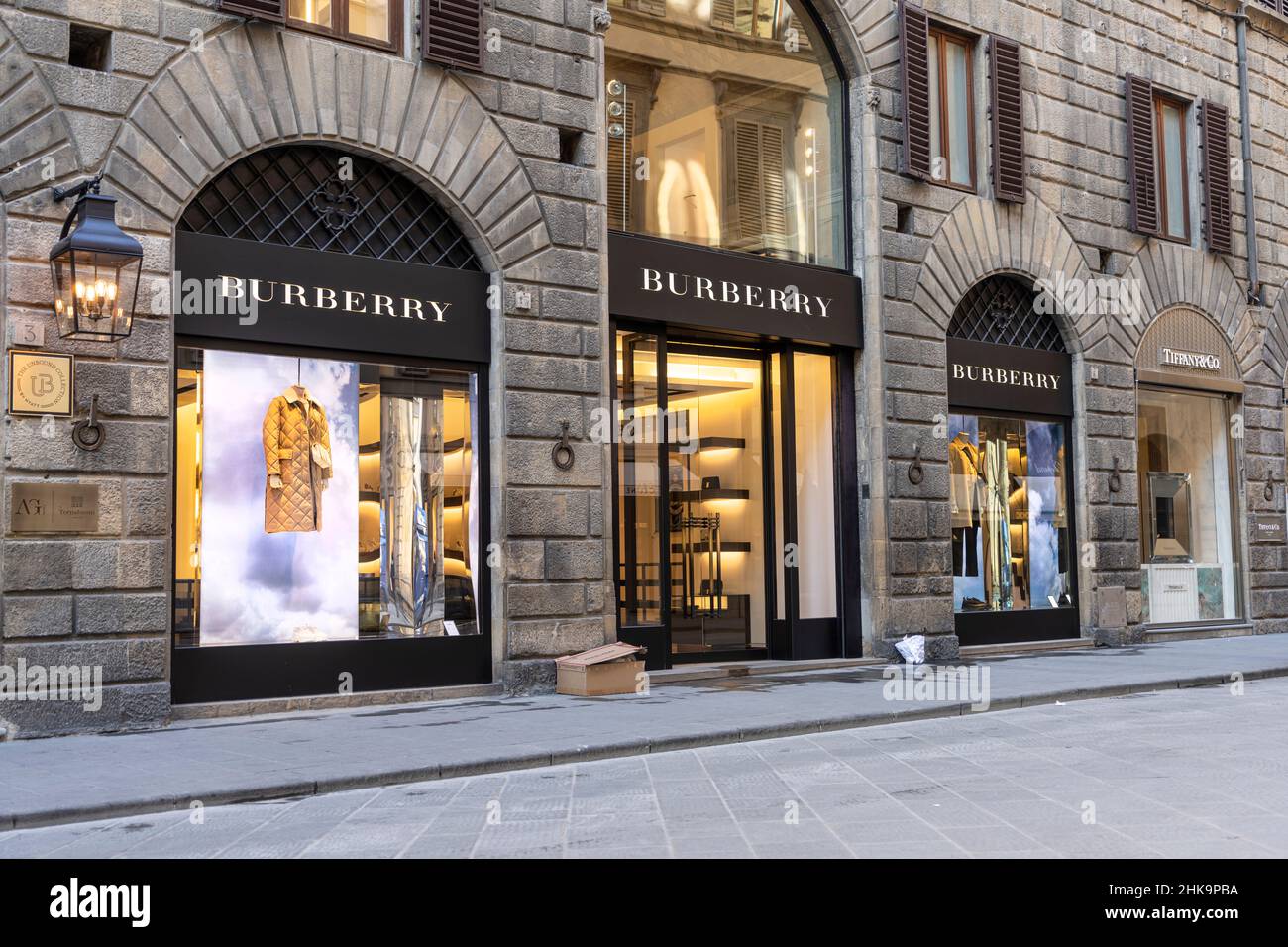 Firenze, Italia. Gennaio 2022. La vista delle finestre del negozio di marca Burberry nel centro della città Foto Stock