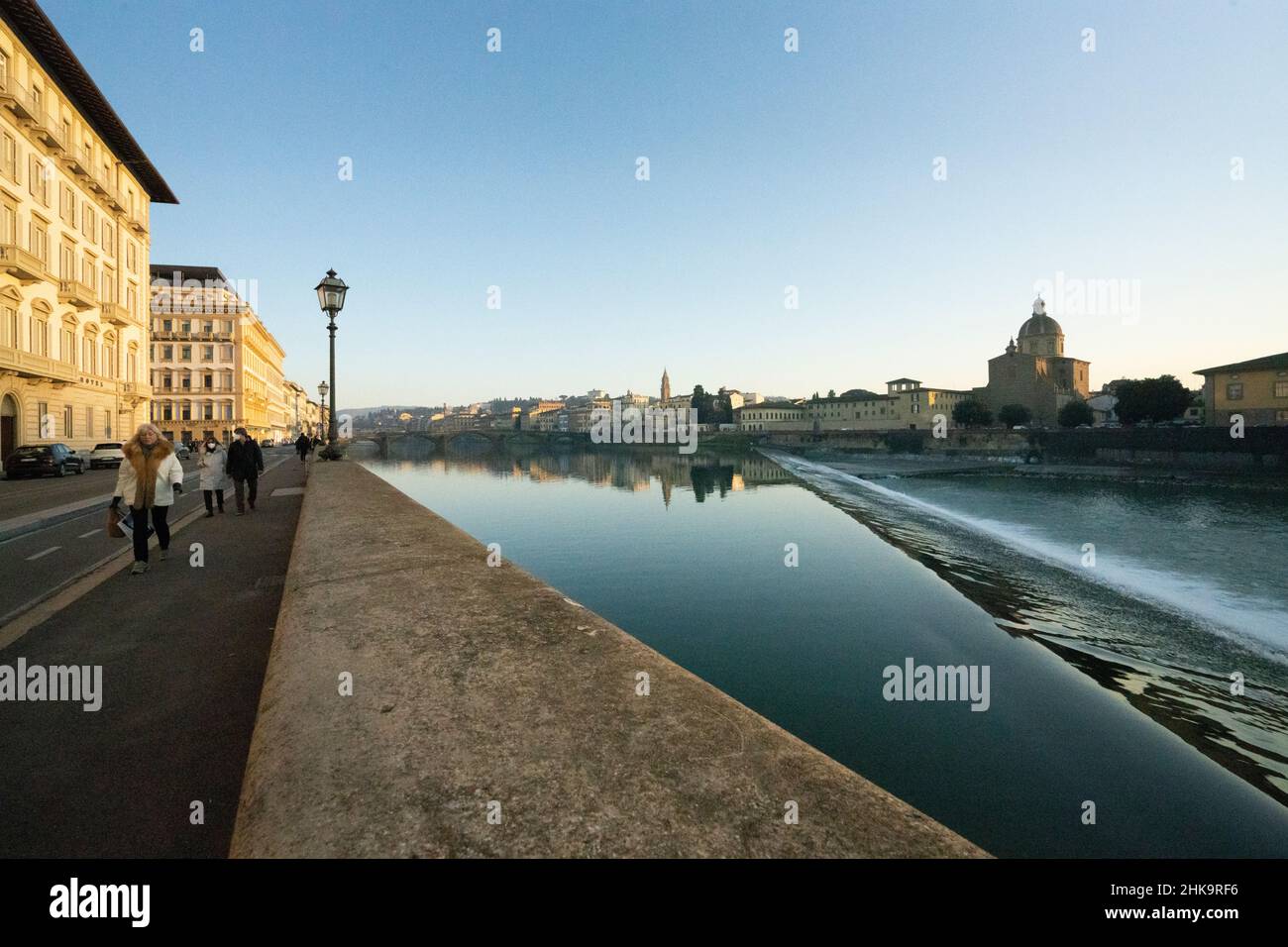 Firenze, Italia. Gennaio 2022. Vista sul lungarno nel centro storico della città Foto Stock