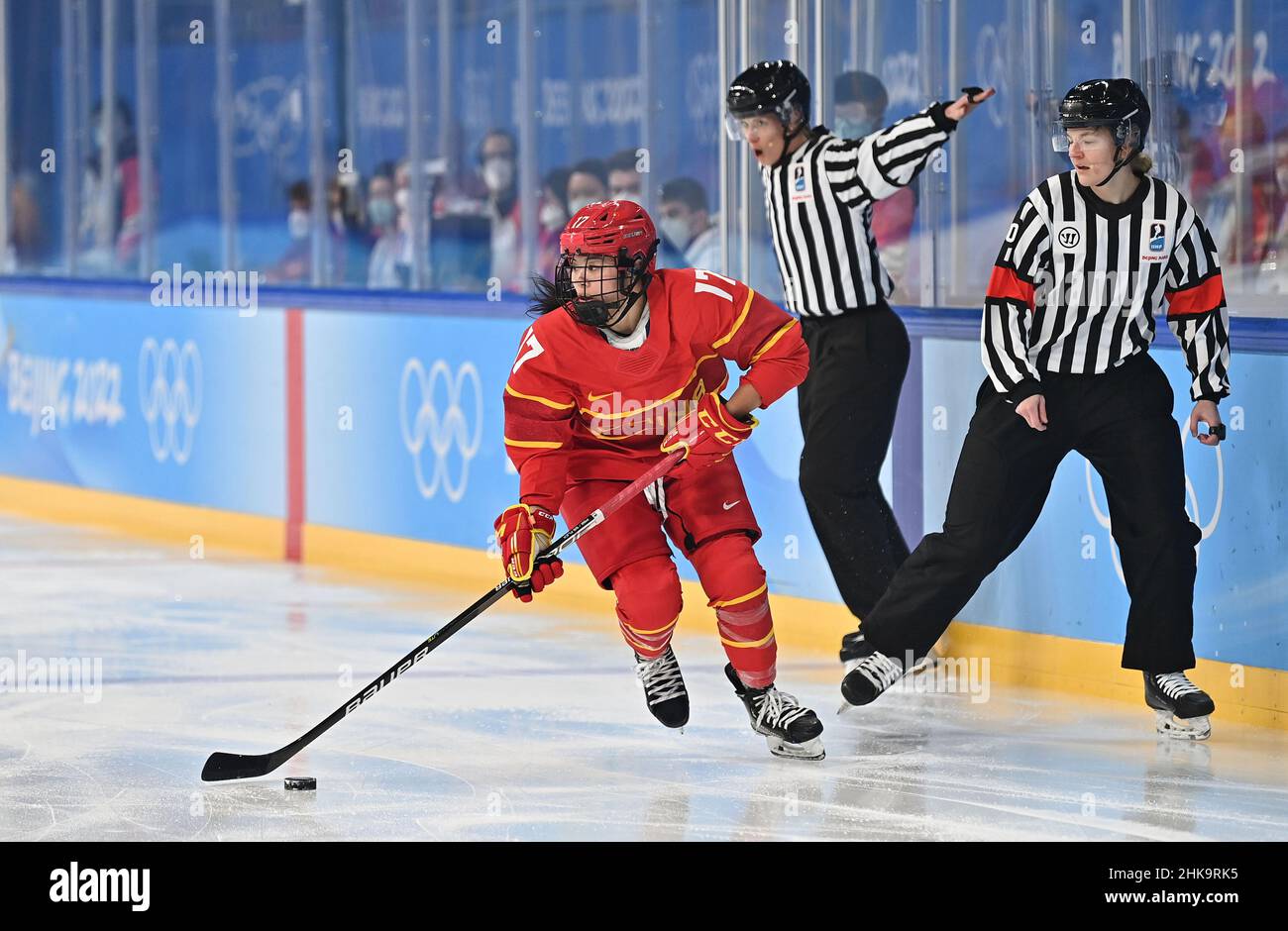 Pechino, Cina. 3rd Feb 2022. Kang Mulan della Cina compete durante la partita preliminare di hockey su ghiaccio femminile del gruppo B tra la Cina e la Repubblica Ceca al Wukesong Sports Center di Pechino, Cina, 3 febbraio 2022. Credit: Canzone Yanhua/Xinhua/Alamy Live News Foto Stock
