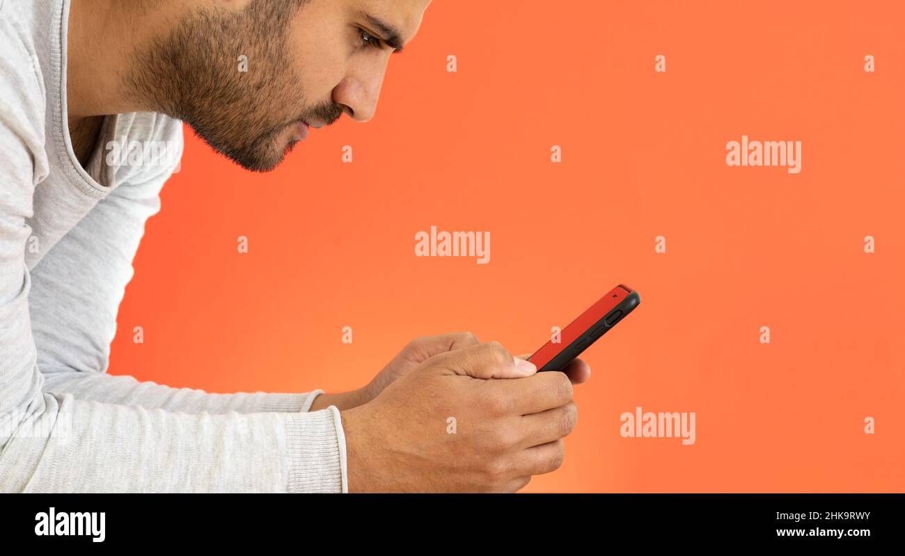 Giovane uomo adulto che chiacchiera sull'applicazione datante in linea. Concetto di rapporto di ricerca su Internet. Foto Stock