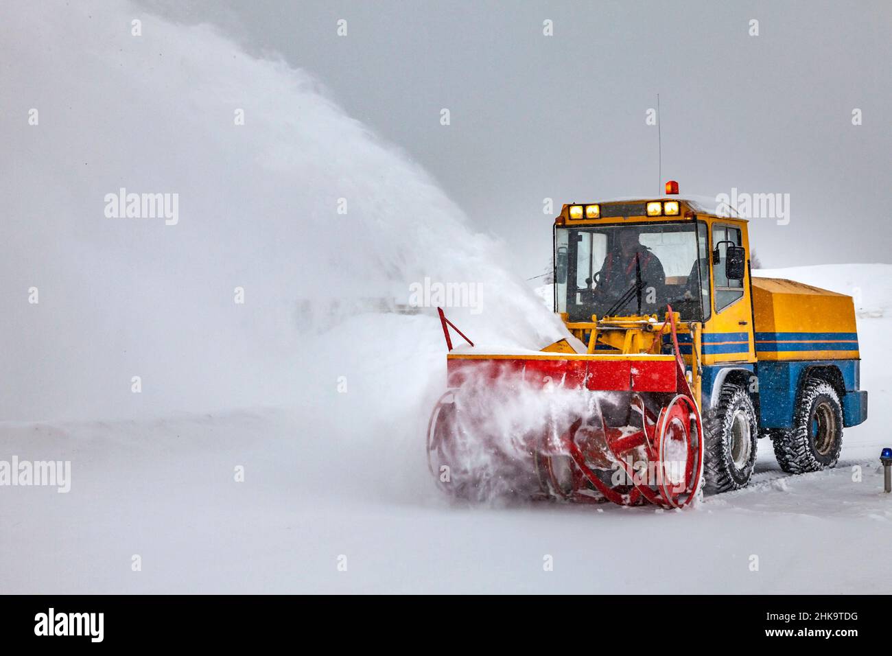 L'aratro da neve pulisce la pista dopo una forte tempesta di neve. Foto Stock L'aratro da neve pulisce la pista dopo una forte tempesta di neve. Foto Stock